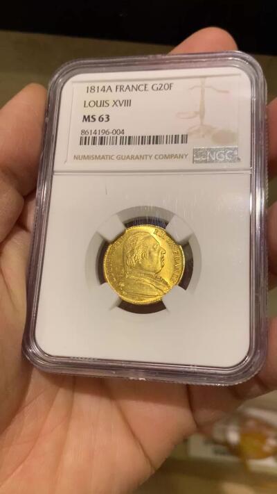 《竞宝斋》第464场 周日，周一，周二，3场连拍 （全场包邮）欢迎送拍 NGC MS63 法国1814年路易十八20法郎金币 少见戎装好品 戎装版路易十八只发行了两年，数量要少很多。此枚金光灿灿转光流畅实属难得，打制清晰值得收藏。热门稀缺品种！900金 6.45克