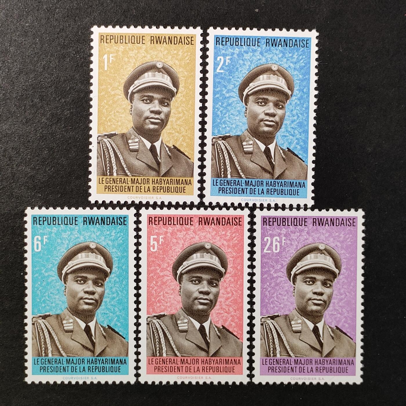 ↓君缘收藏732期☞钱币邮品↓无佣金、可寄存、满30元包邮  卢旺达邮票，1974年朱韦纳尔·哈比亚利马纳总统邮票