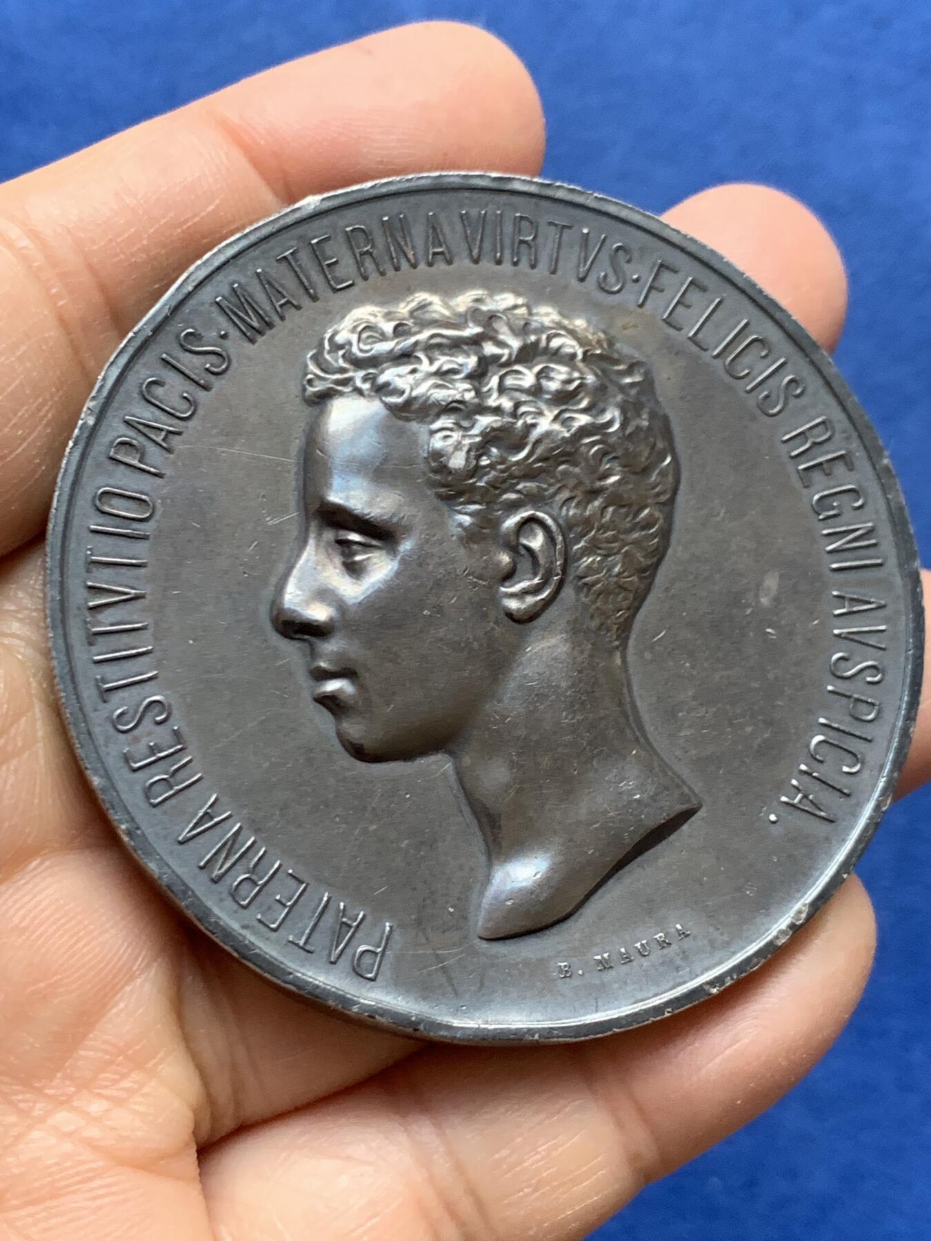 《竞宝斋》第465场 周日，周一，周二，3场连拍 （全场包邮）欢迎送拍 西班牙B.MAURA 1902年阿方索十三世头像天主教银章，108.1克，59.8mm，边有磕