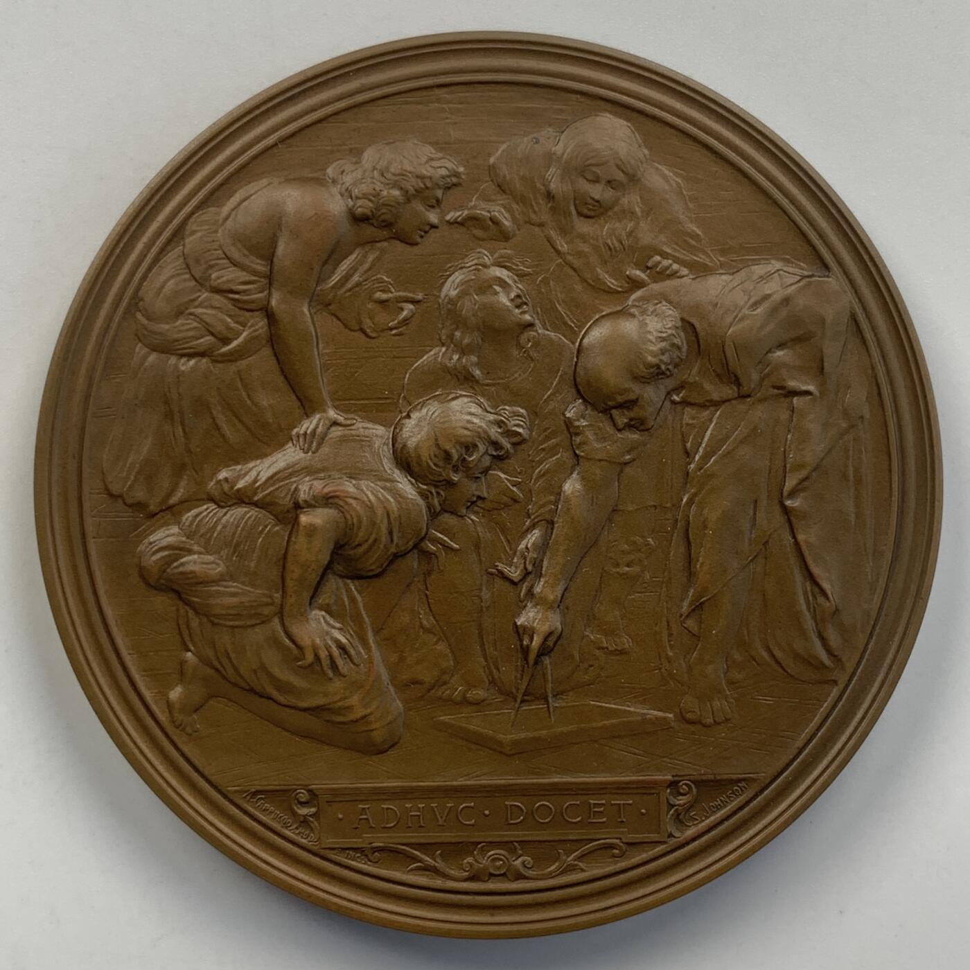 掌中浮雕-藏着的欧洲第052场 1906年意大利米兰理工学院50周年纪念铜章，67mm，原盒，背面场景：拉斐尔名画《雅典学院》局部