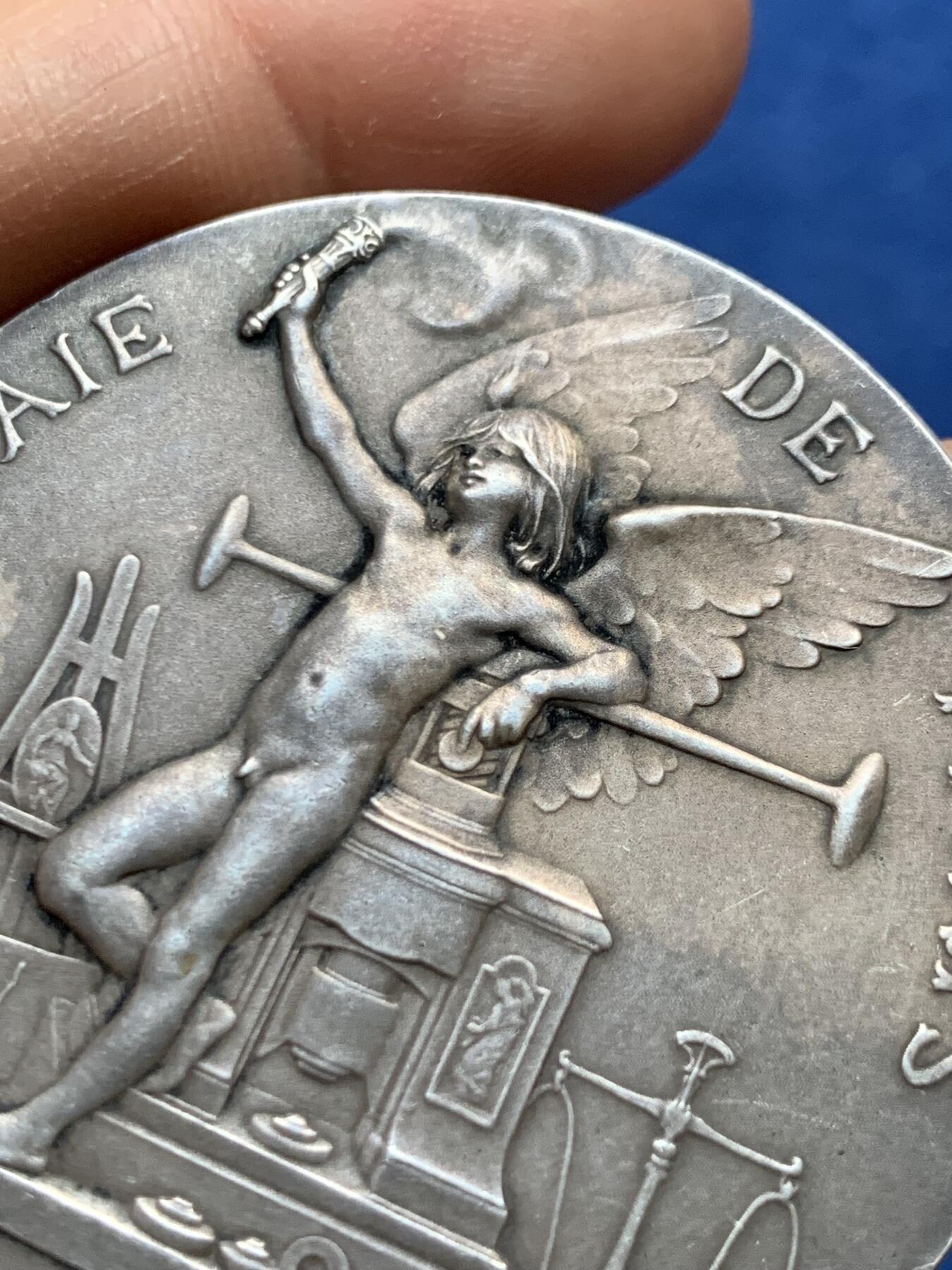 《竞宝斋》第465场 周日，周一，周二，3场连拍 （全场包邮）欢迎送拍 法国D.Dupuis巴黎造币厂银章，云端天使，58.15g，49.8mm，丰饶角边铭