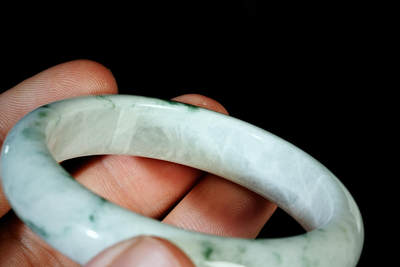 上海都达杂项专场四十七【全场包邮】  天然冰糯种飘绿翡翠（A货）贵妃手镯 附鉴定证书90-49