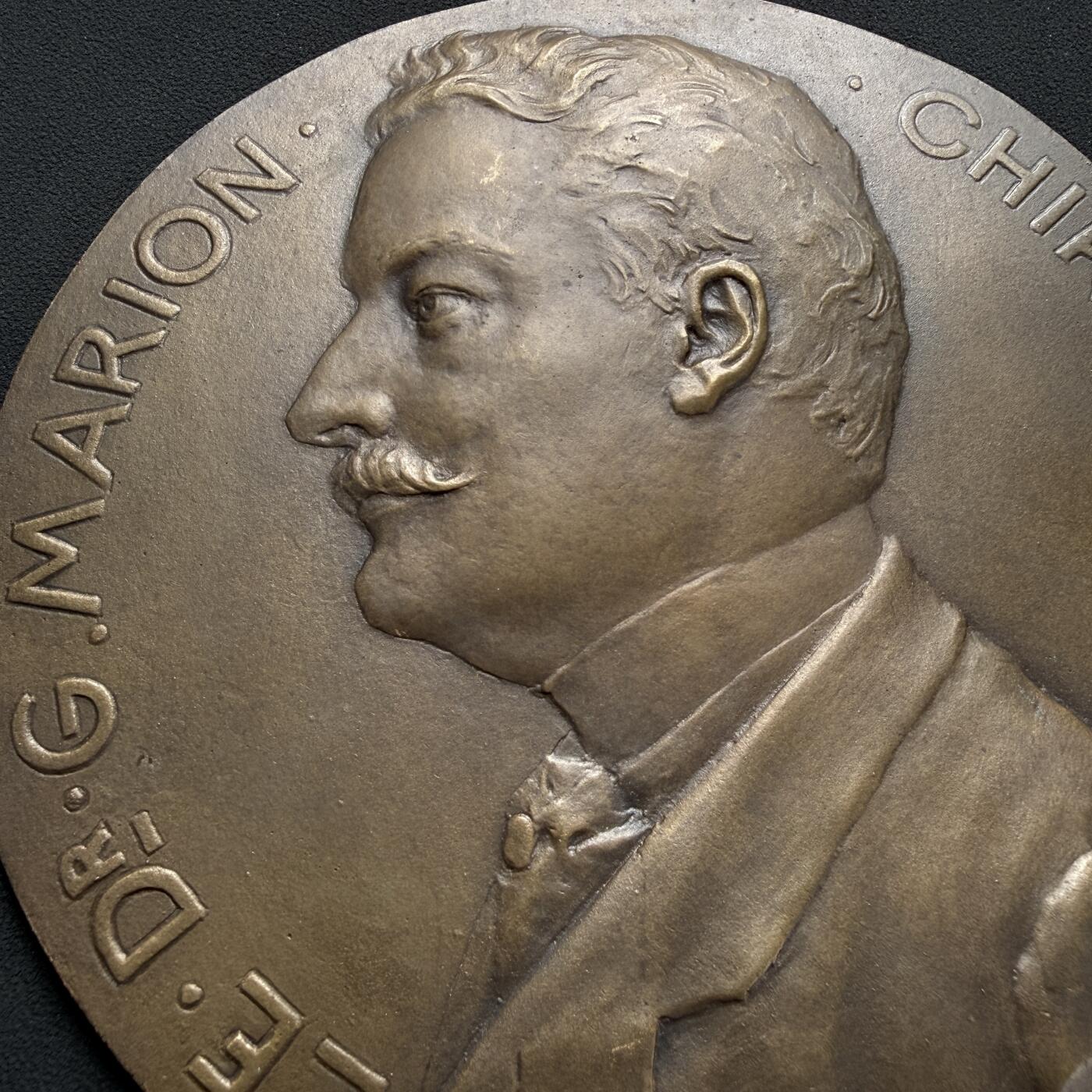 「木头集藏」“ 新岁撷珍”——章牌精品专场！ M.LORDONNOIS ～法国新艺术风格医学浇铸大铜章一对，直径：140mm，正面: 外科医生 勒·德·G.马里昂 。 背面: 医学博士G. 马里昂外科医生在医院     作为善于设计体育类章牌的新艺术雕刻大师，M.LORDONNOIS 所铸医学类章牌罕见，这是同一套章牌的正、反两面独立的单面浇铸大铜章。一对难得！