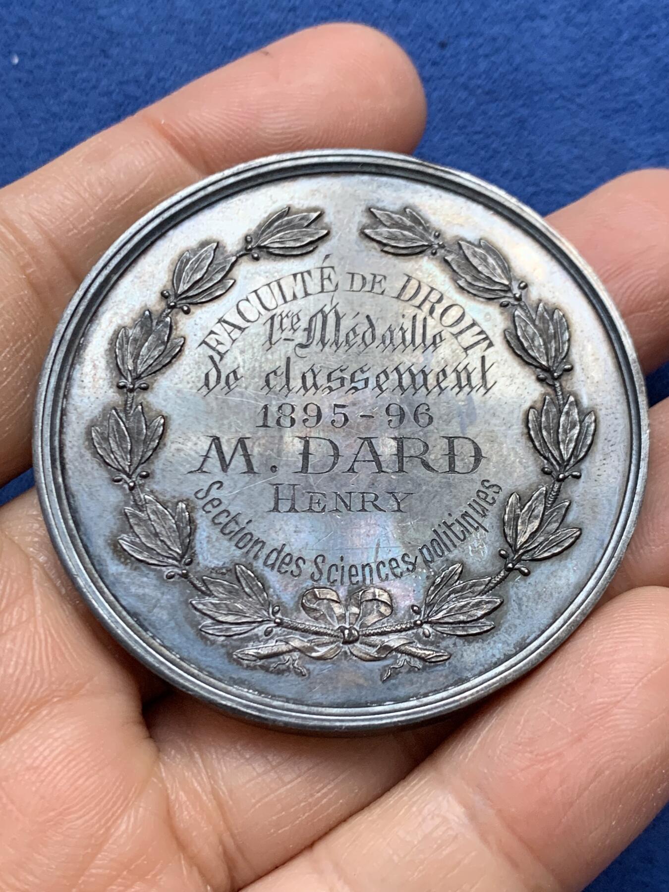 《竞宝斋》第465场 周日，周一，周二，3场连拍 （全场包邮）欢迎送拍 法国1895年法学与政治学系银章，64.5g，49.8mm，丰饶角边铭，边有轻磕