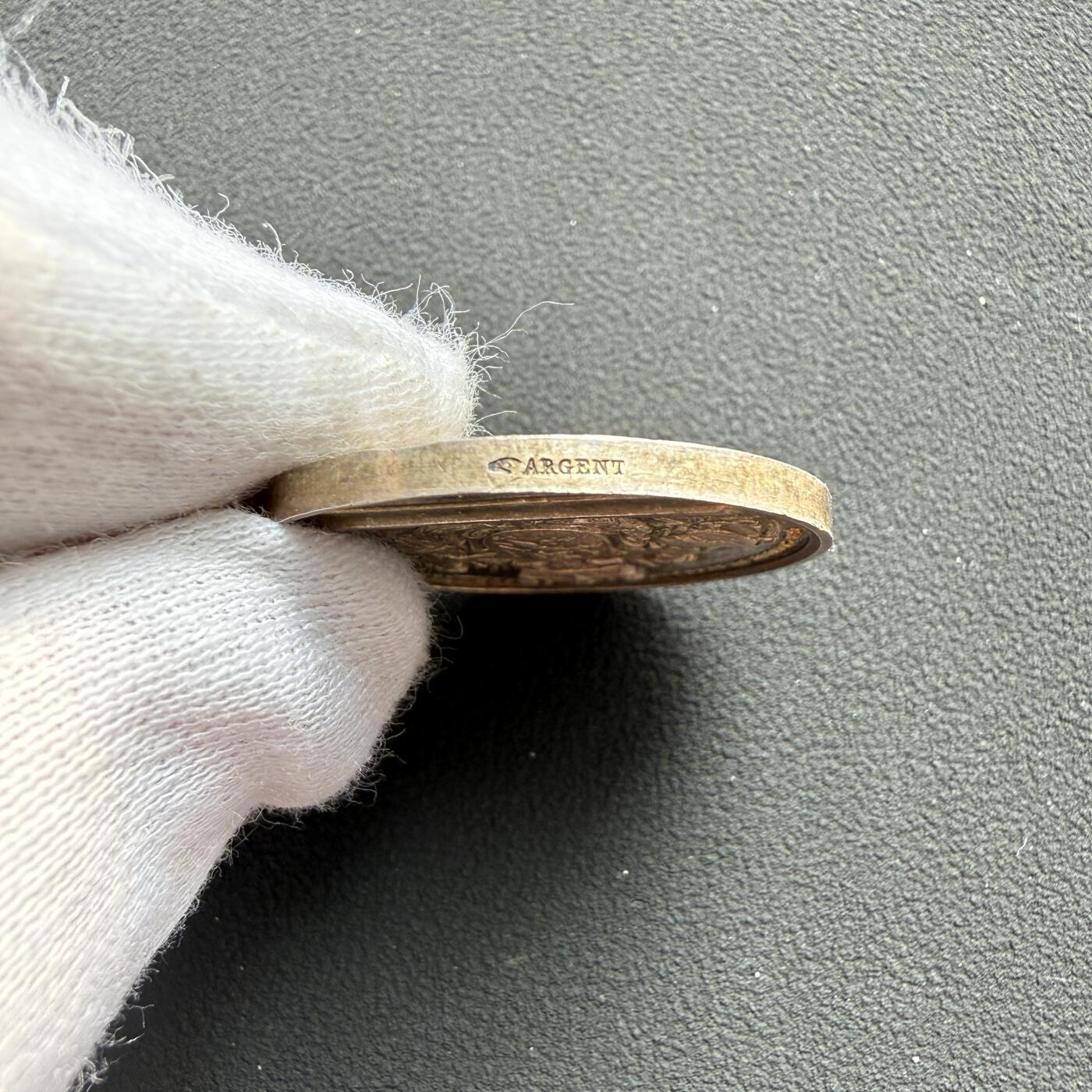 「木头集藏」“ 新岁撷珍”——章牌精品专场！ Caqué～1850年法国丝绸女工互助会银章，直径：28.5mm，10.3 g，边铭：手指  ARGENT （1845-1860年），精致小银章，彩色氧化很美！