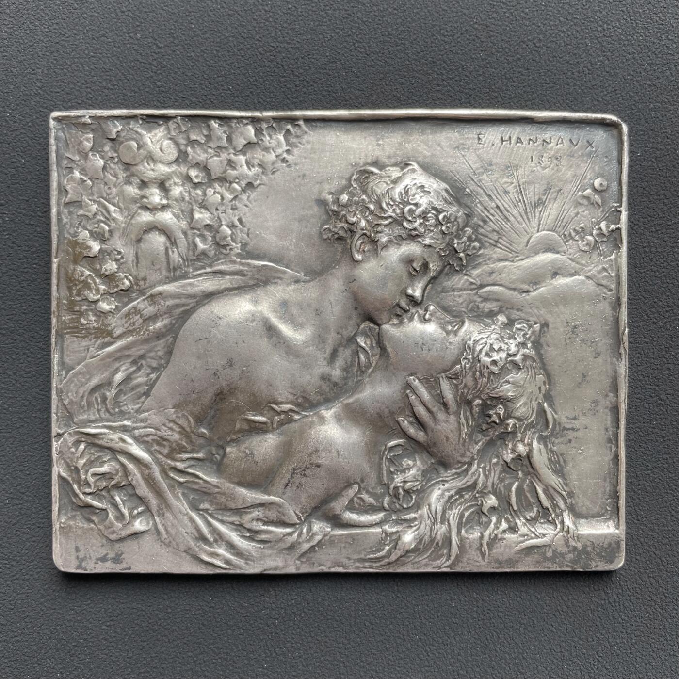 「木头集藏」“ 新岁撷珍”——章牌精品专场！ E. HANNAUX～1898年法国 拥抱的情侣 新艺术浇铸镀银大铜章， 尺寸：94 × 76mm ，138.5 g，法国雕刻大师埃马纽埃尔·汉诺（Emmanuel Hannaux，1855–1934）。 法国巴黎奥赛博物馆馆藏同款。  画面为一对情侣紧紧相拥，甜蜜激吻。右上角作者署名及创作时间，中文为“埃马纽埃尔·汉诺，1898年”。 少见爱情题材浇铸大铜章，唯美！