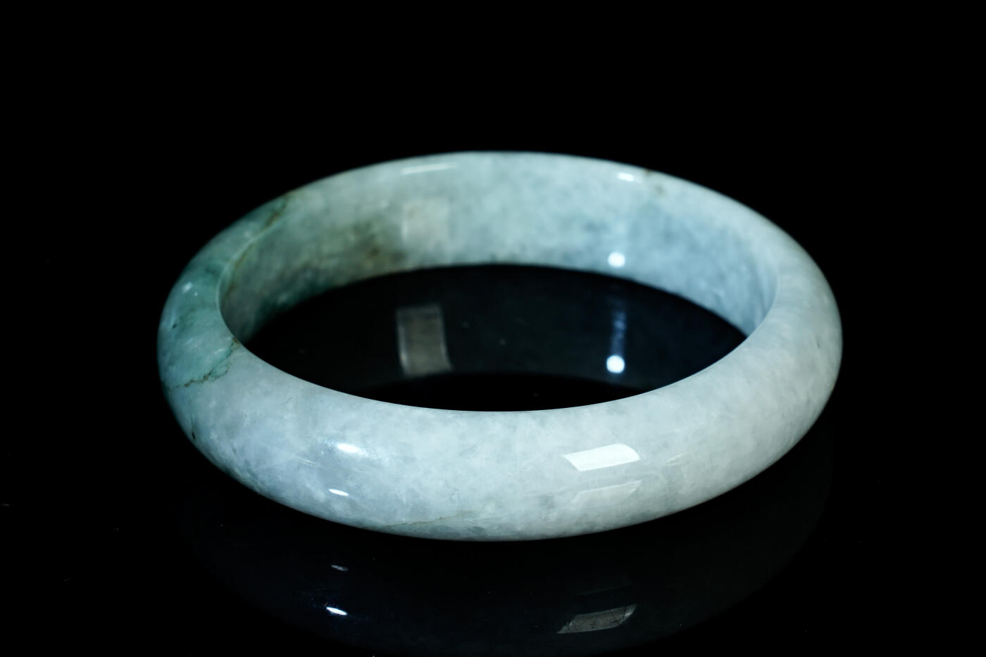 上海都达杂项专场二十一（全场包邮） 天然冰糯种带绿翡翠（A货）蛋形手镯 附鉴定证书天然冰糯种带绿翡翠（A货）蛋形手镯 附鉴定证书90-41