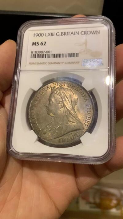 《竞宝斋》第464场 周日，周一，周二，3场连拍 （全场包邮）欢迎送拍 NGC MS62 英国 1900年 维多利亚披纱马剑克朗 极其稀有的LXIII边铭 同分8枚更高分仅9枚 属于好品存世量最少的版别之一 五彩包浆 整体的保存状态非常好
