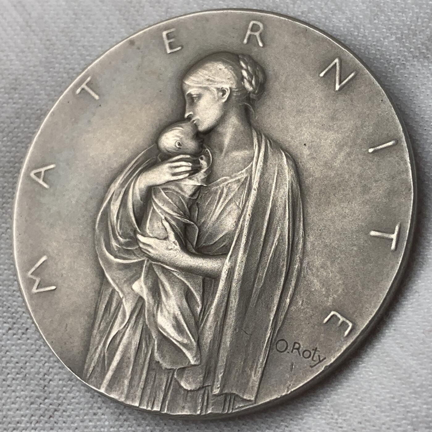 掌中浮雕-藏着的欧洲第052场 法国母爱银章，37mm，22.9g， 章牌大师奥斯卡.罗蒂Oscar Roty（1846-1911）作品，未刻字，有合适盒子（无法确定是否原盒）