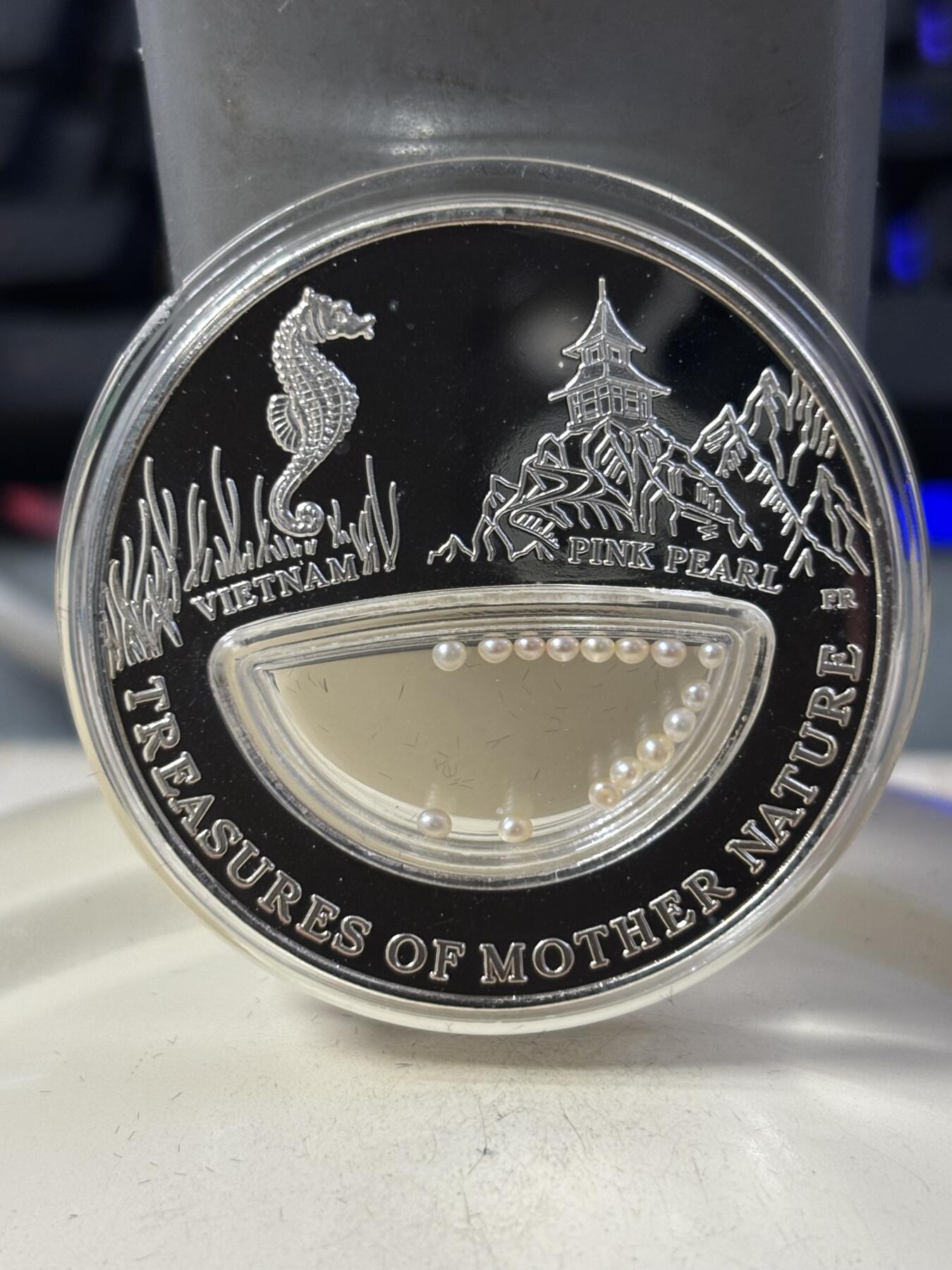 第190期拍卖 斐济2012年1元精制银币 自然母亲的宝藏-粉珍珠 20克999 发行量：999 盒证全