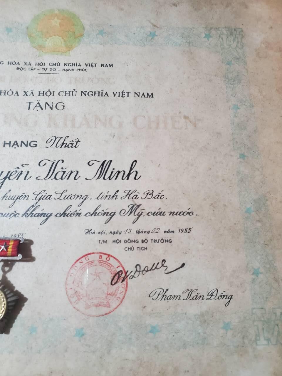 韵星假日军品类拍卖第三十九期暨默多克中校夫妇专场 -- Rimey Holidays Militaria Auction 39 & The Modoks Collection  越南社会主义共和国一级抗战奖章带大证书 品相非常好越战事迹 证书非常大 一级很少见 带原框无损 章为白铜镀金版本 非后期铝