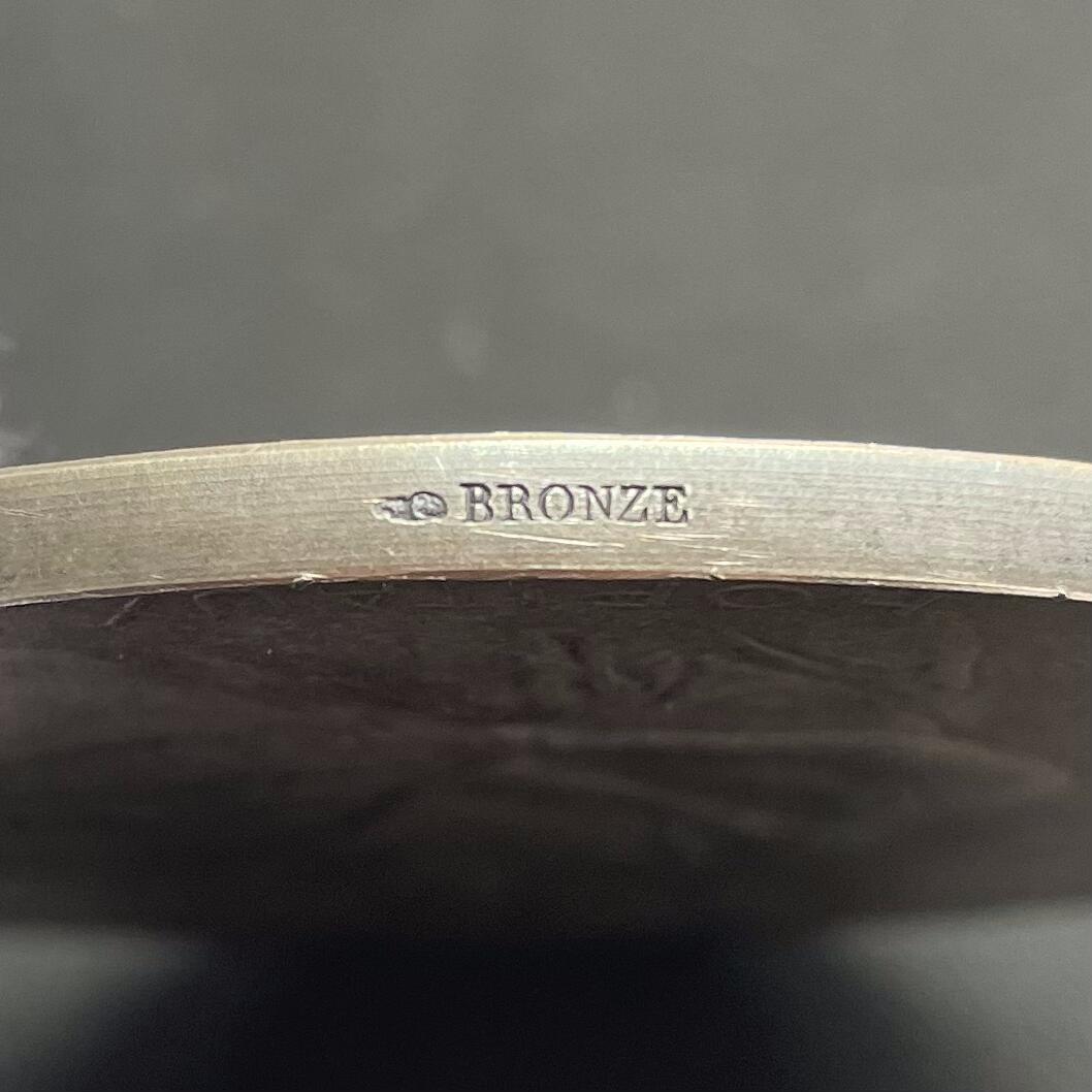 「木头集藏」“ 新岁撷珍”——章牌精品专场！  Louis Bottée～法国巴黎市民医院内科与外科住院医师制度百年纪念镀银大铜章，直径：68 mm，124.5 g，这枚章属于欧洲新艺术风格章牌的经典品种，兼具艺术价值与历史纪念意义。正面：描绘了象征医学的女性形象，俯身关怀病床旁的医生与患者，寓意医学的人文关怀。背景是巴黎圣母院。