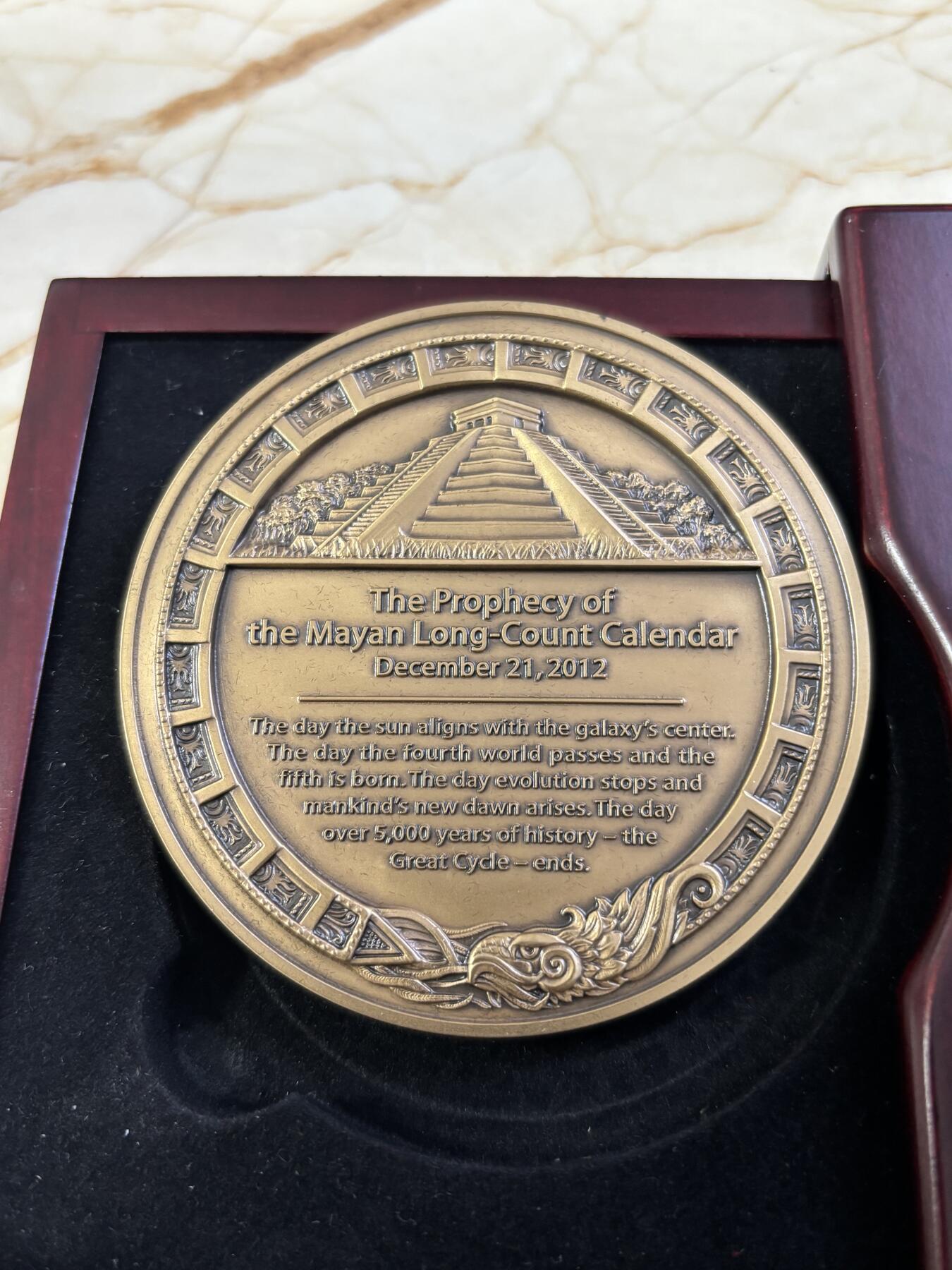 第190期拍卖 国外发行玛雅语言长计数日历大铜章带盒，75毫米，重221.32克