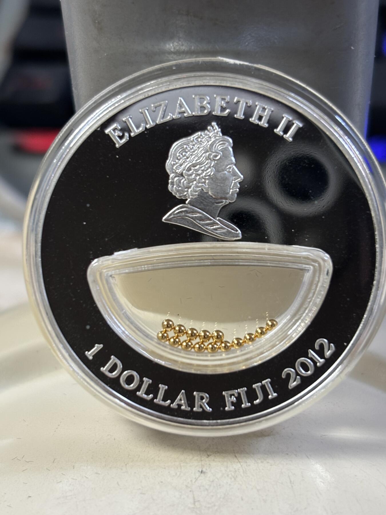 第190期拍卖 斐济2012年1元精制银币 自然母亲的宝藏-黄金(含小金粒，含量未知） 20克999 发行量：999 盒证全