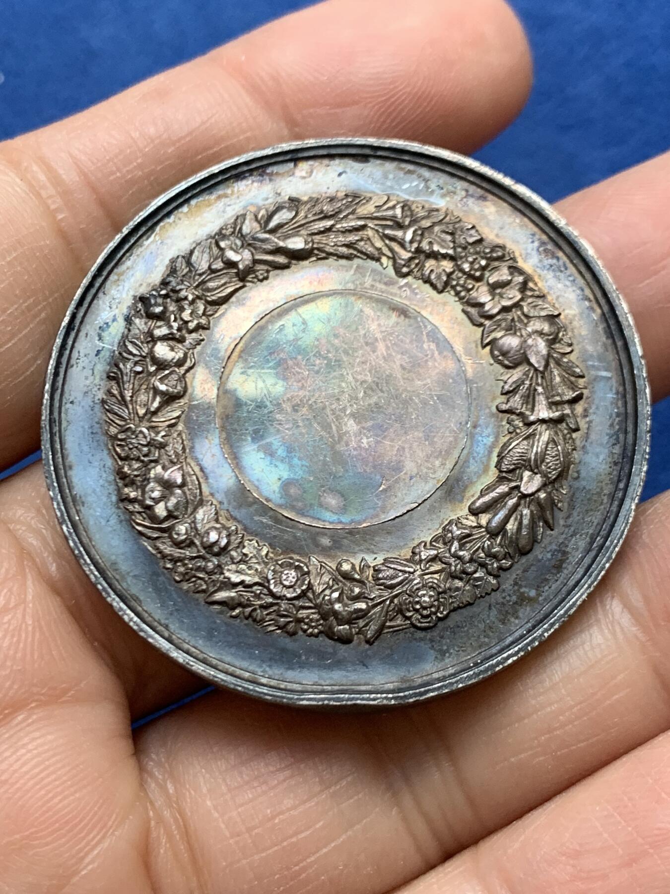 《竞宝斋》第465场 周日，周一，周二，3场连拍 （全场包邮）欢迎送拍 比利时埃诺园艺和农业协会银章，43mm，26.35g，高浮雕，6点方向有轻磕