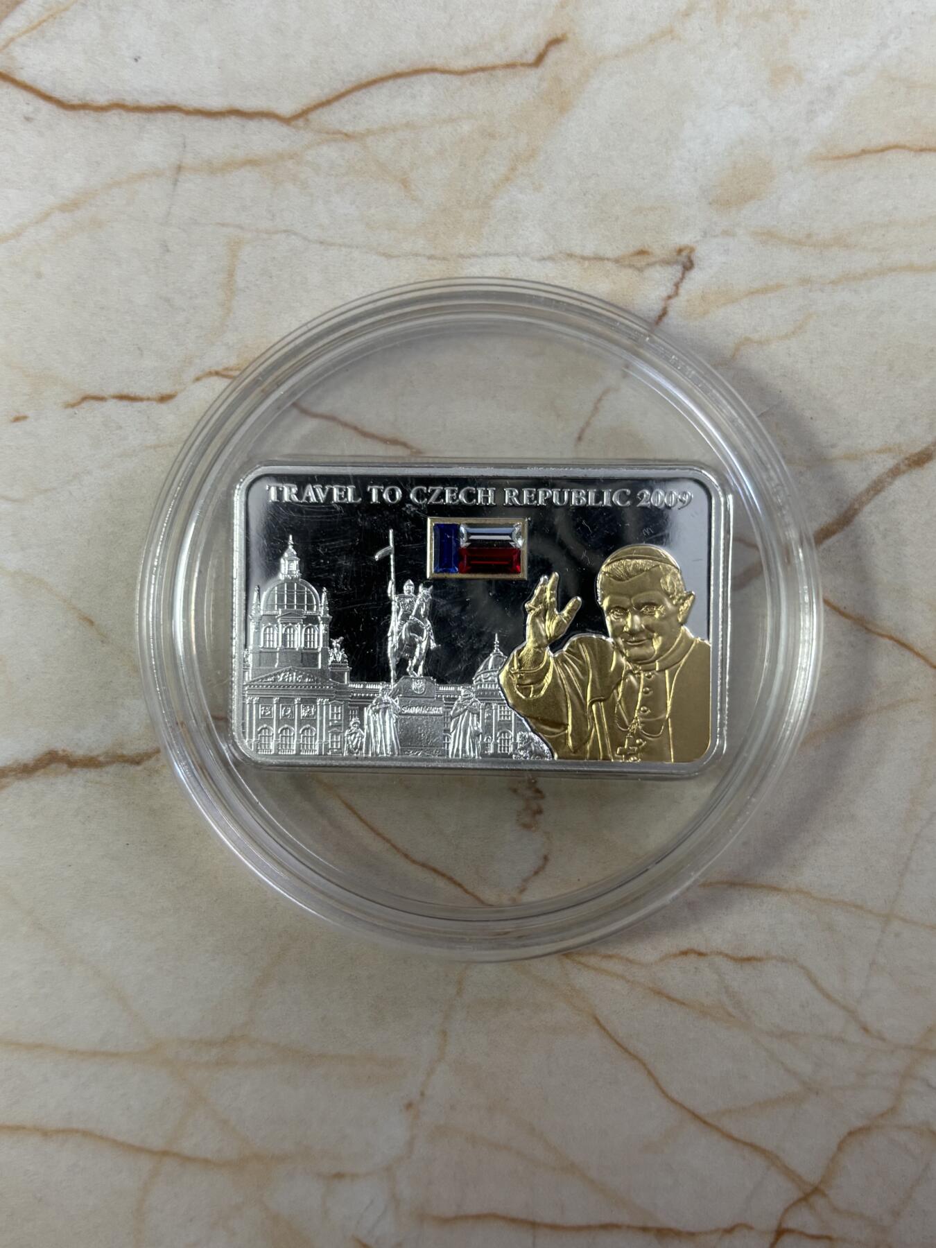 第190期拍卖 库克2009年5元镶水晶部分镀金方形精制银币 教皇系列-捷克之行 25克999银 发行量：2500枚，有丝痕