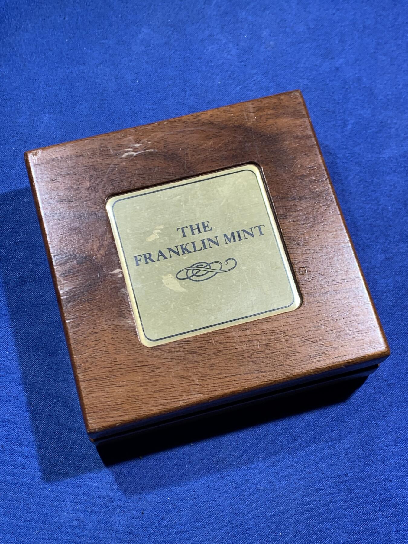 《竞宝斋》第464场 周日，周一，周二，3场连拍 （全场包邮）欢迎送拍 富兰克林金币收纳盒 古董盒子，几十年前的产物，内含一枚银圈，重22.5克