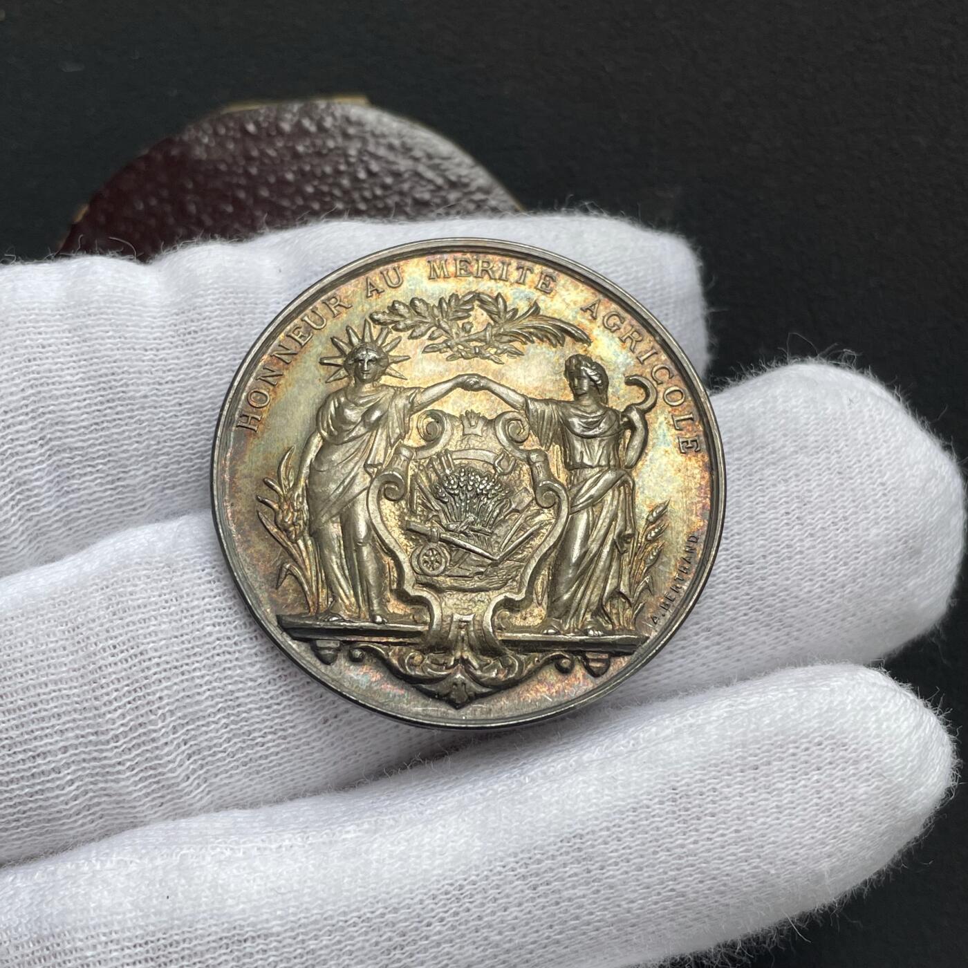 「木头集藏」“ 新岁撷珍”——章牌精品专场！ A. BERTRAND～法国农业功绩原盒银奖章，直径：33.5 mm，14.5 g，边铭：丰饶角 ARGENT，较少见农业银章，品相不错，原盒正常使用。