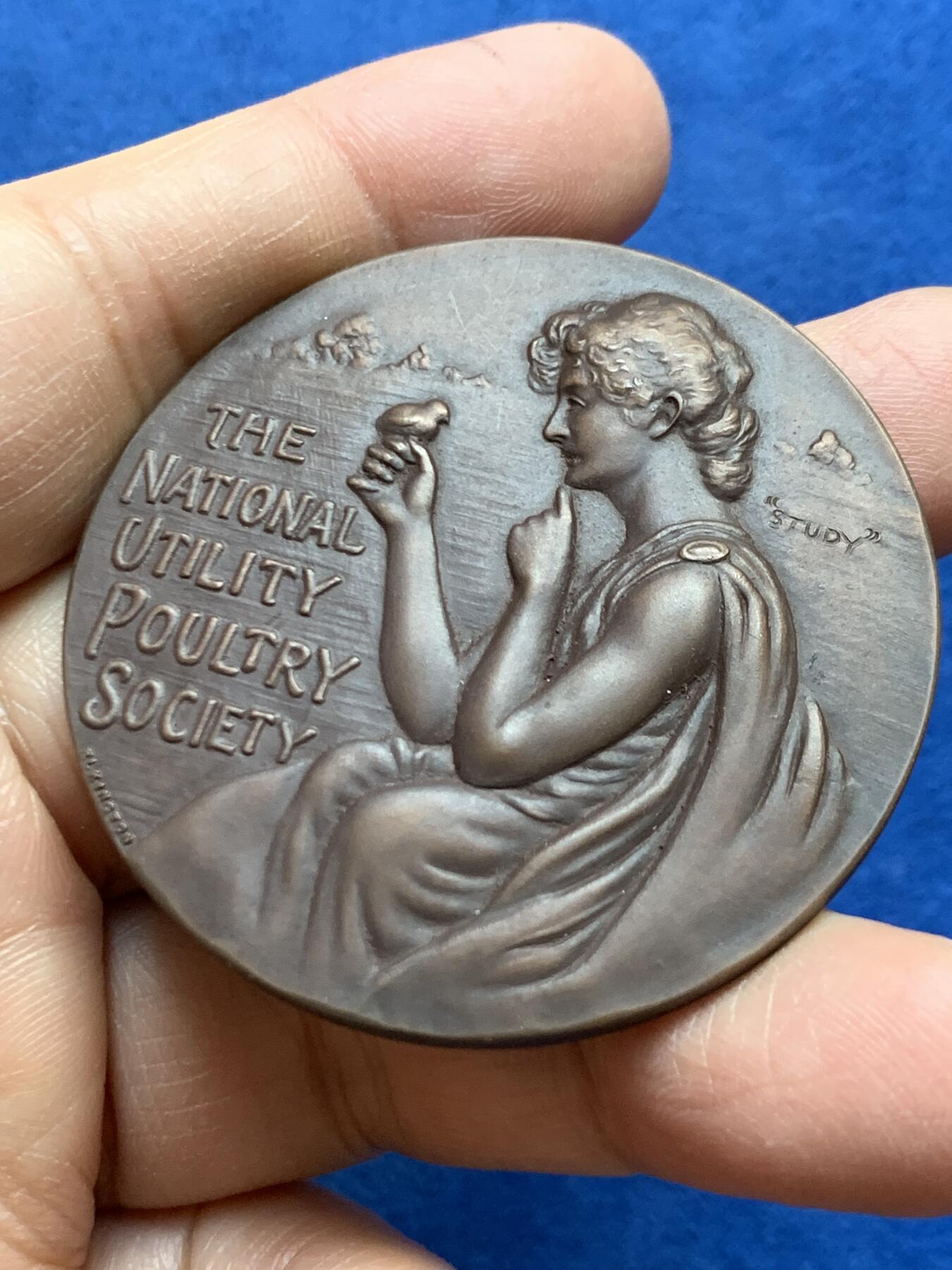 《竞宝斋》第465场 周日，周一，周二，3场连拍 （全场包邮）欢迎送拍 英国国家实用家禽协会铜章，55.55克，50.5mm，带盒。