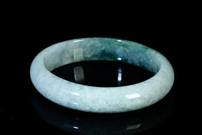 上海都达杂项专场四十七【全场包邮】  天然冰糯种带绿翡翠（A货）蛋形手镯 附鉴定证书天然冰糯种带绿翡翠（A货）蛋形手镯 附鉴定证书90-41