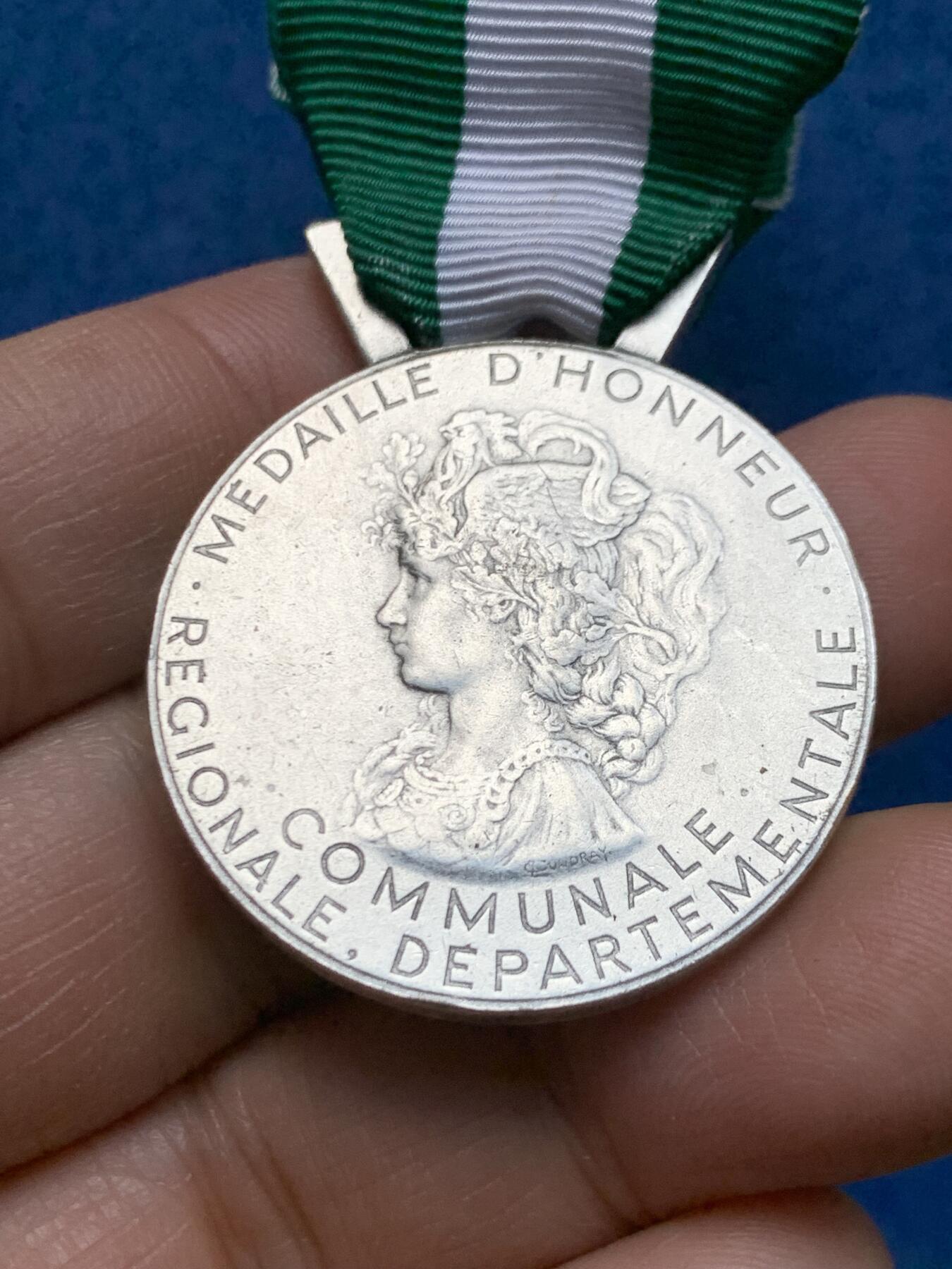 《竞宝斋》第464场 周日，周一，周二，3场连拍 （全场包邮）欢迎送拍 法国地方荣誉银质奖章，丰饶角1★银标，带绶带总重约26.25克