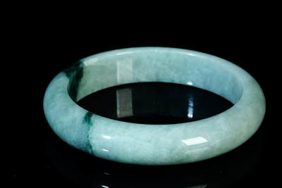 上海都达杂项专场四十七【全场包邮】  天然冰绿种翡翠（A货）贵妃手镯 附鉴定证书