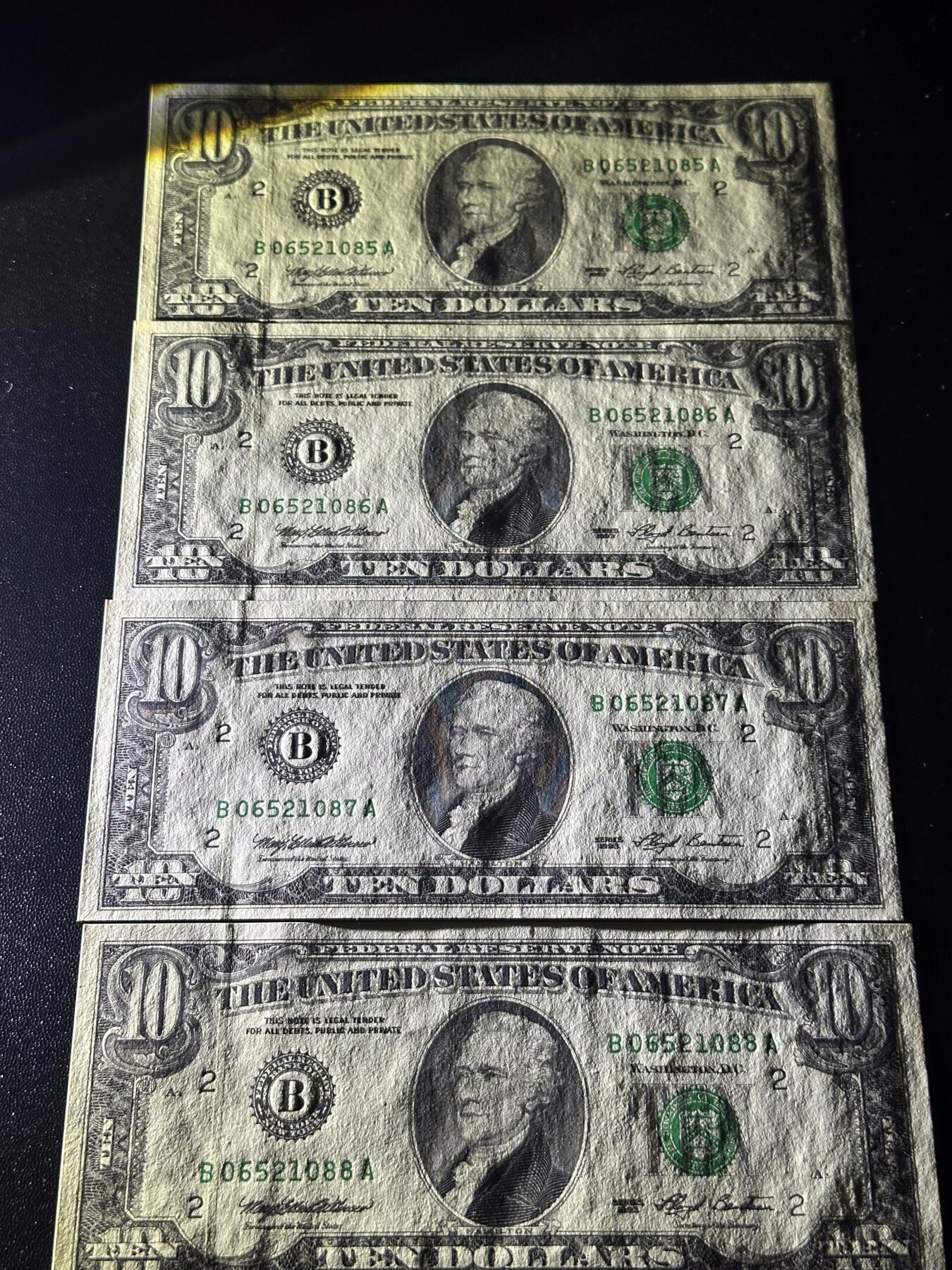 《外钞收藏家》第六百零八期（精选场）（本平台长期征集拍品、欢迎藏友们联系合作） 1993年美国小头版10美元 4连号无折但有黄斑加1988年20美元流通品一起