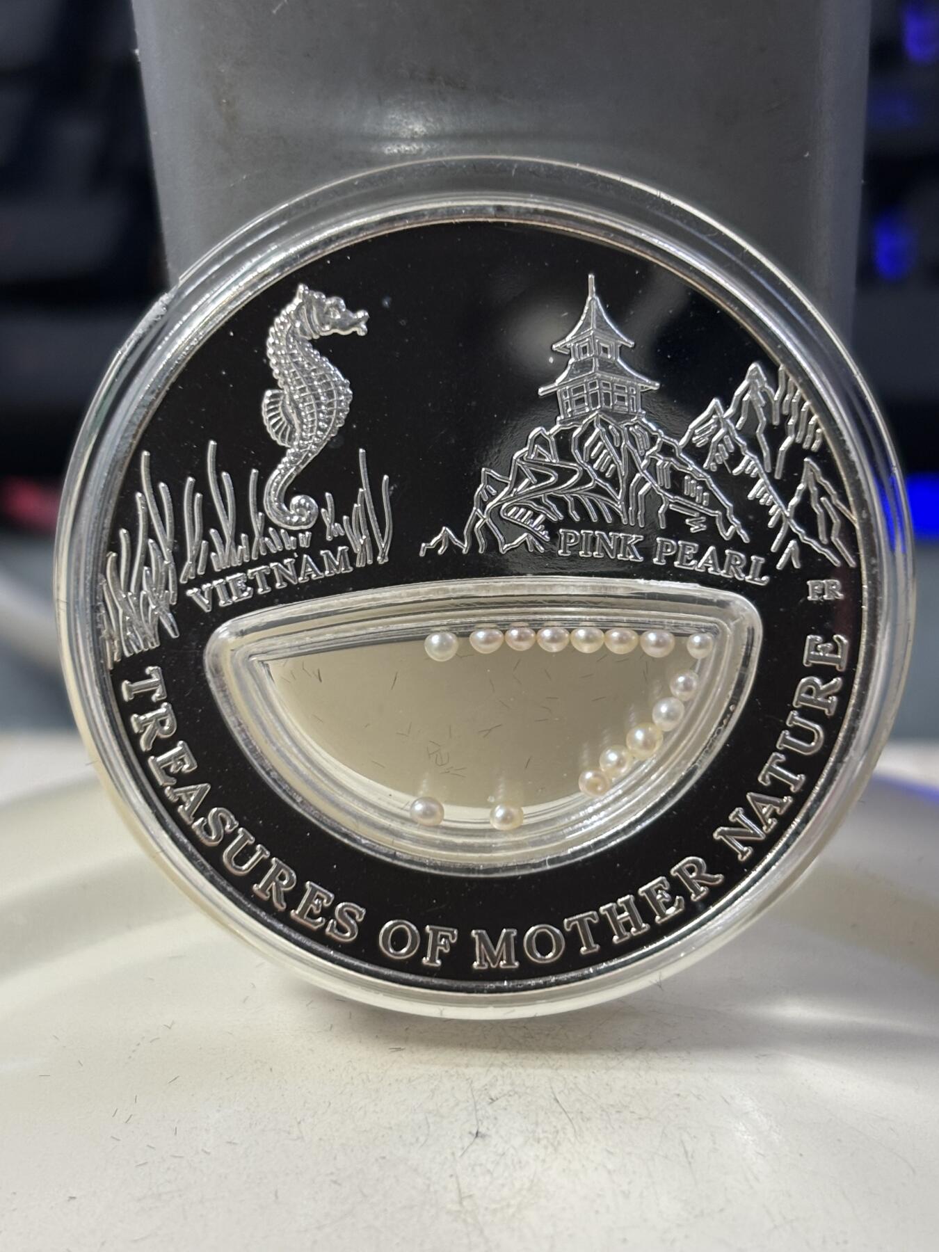 第190期拍卖 斐济2012年1元精制银币 自然母亲的宝藏-粉珍珠 20克999 发行量：999 盒证全