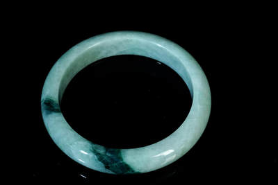 上海都达杂项专场四十七【全场包邮】  天然冰绿种翡翠（A货）贵妃手镯 附鉴定证书