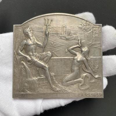 「木头集藏」“ 新岁撷珍”——章牌精品专场！ - Devreese～1939年比利时列日水展览会大银章 ， 尺寸：81 × 78 mm ，220 g ，边铭: JF0NS0N A ， 国际水展览会 列日 1939政府总专员  正面: 左侧海神波塞冬手持三叉戟，右侧美人鱼吹响海螺号。 背面: 世界十大运河之一的比利时阿尔伯特运河。 名誉品银章。边缘有一处老的验银锉痕，银章少见，收藏佳品。