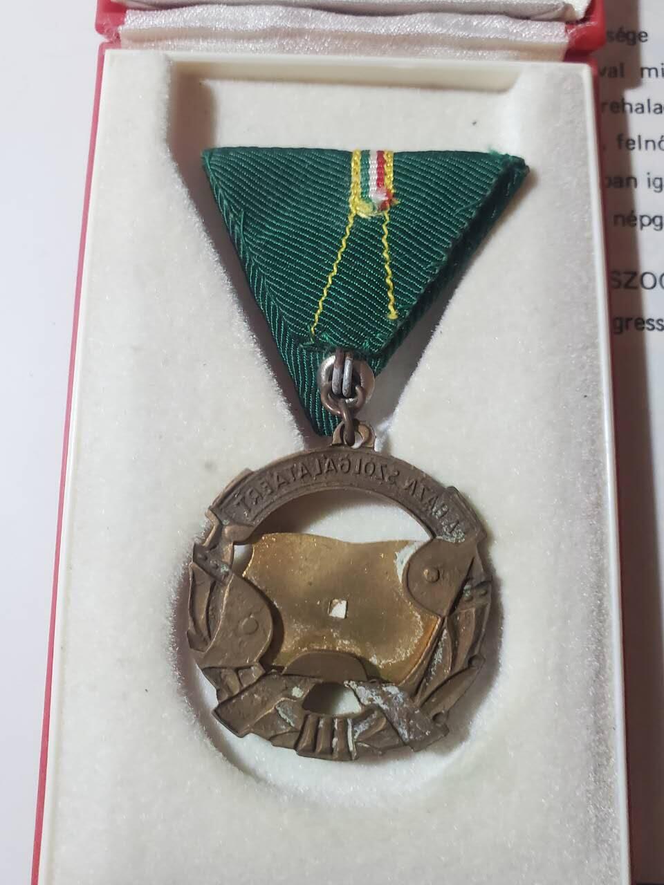 韵星假日军品类拍卖第三十九期暨默多克中校夫妇专场 -- Rimey Holidays Militaria Auction 39 & The Modoks Collection  匈牙利人民共和国默多克夫人工业技能证书培训证书 为祖国服务奖章带盒一套 党章程小册