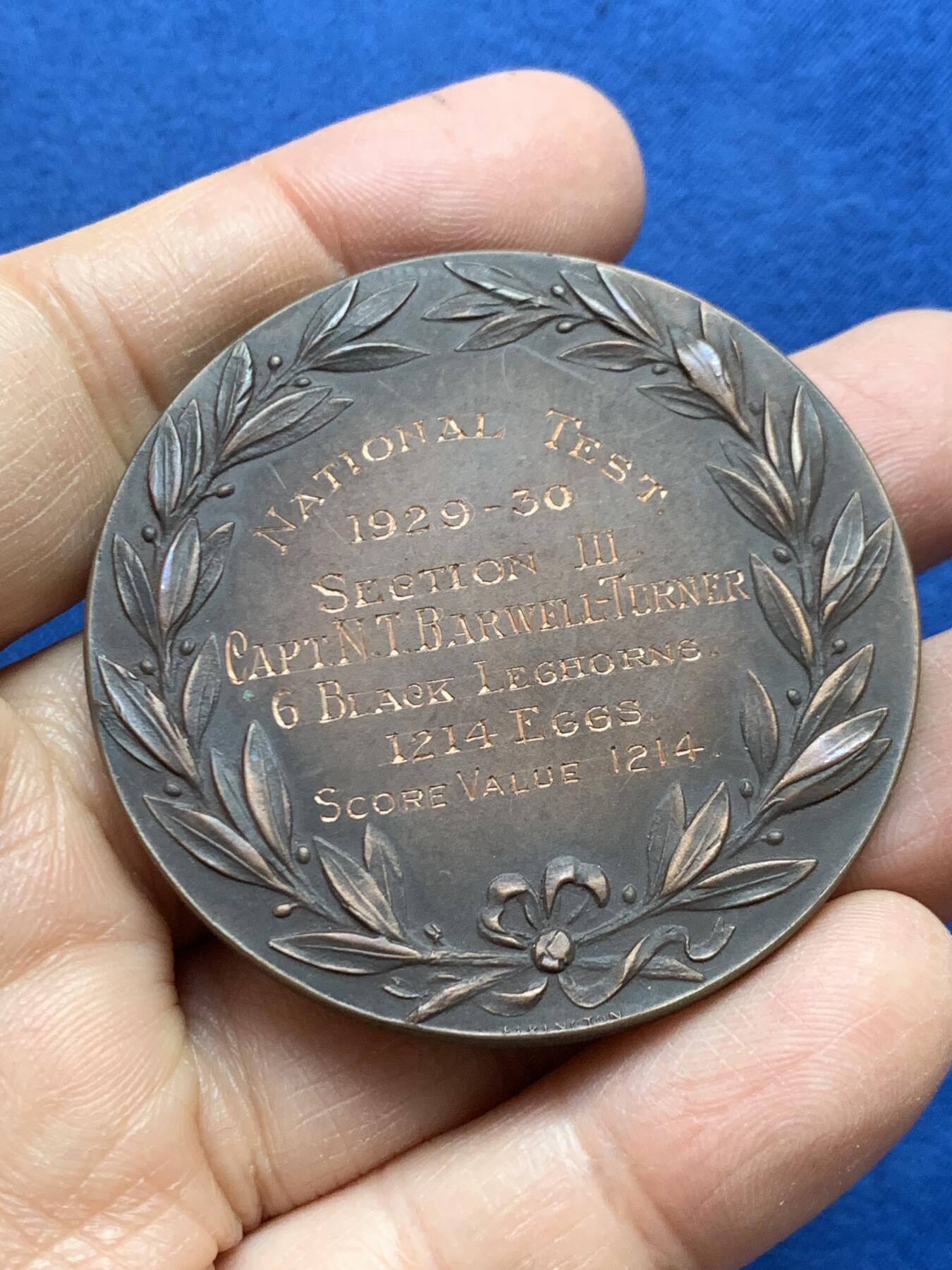 《竞宝斋》第465场 周日，周一，周二，3场连拍 （全场包邮）欢迎送拍 英国国家实用家禽协会铜章，55.55克，50.5mm，带盒。