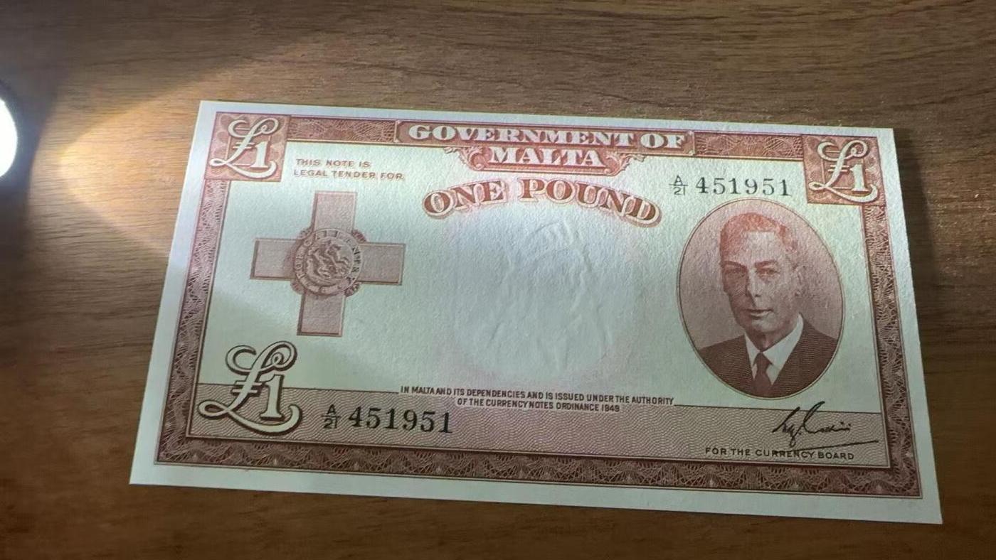 徐霞客拍卖首拍 	马耳他	P-22 1951年1镑		A/21 451951		unc	-发行于二战后马耳他从战时经济向和平重建的过渡期，是英殖民体系货币产物，见证其战后复苏与稳定。币面乔治六世肖像与马耳他十字，融合殖民政治象征与本土文化标识。作为独立前法定货币，是研究地中海殖民地货币体系与英联邦金融关系的重要实物，采用雕刻凹印、双色套印及签名核验防伪，代表战后纸币工艺水准。