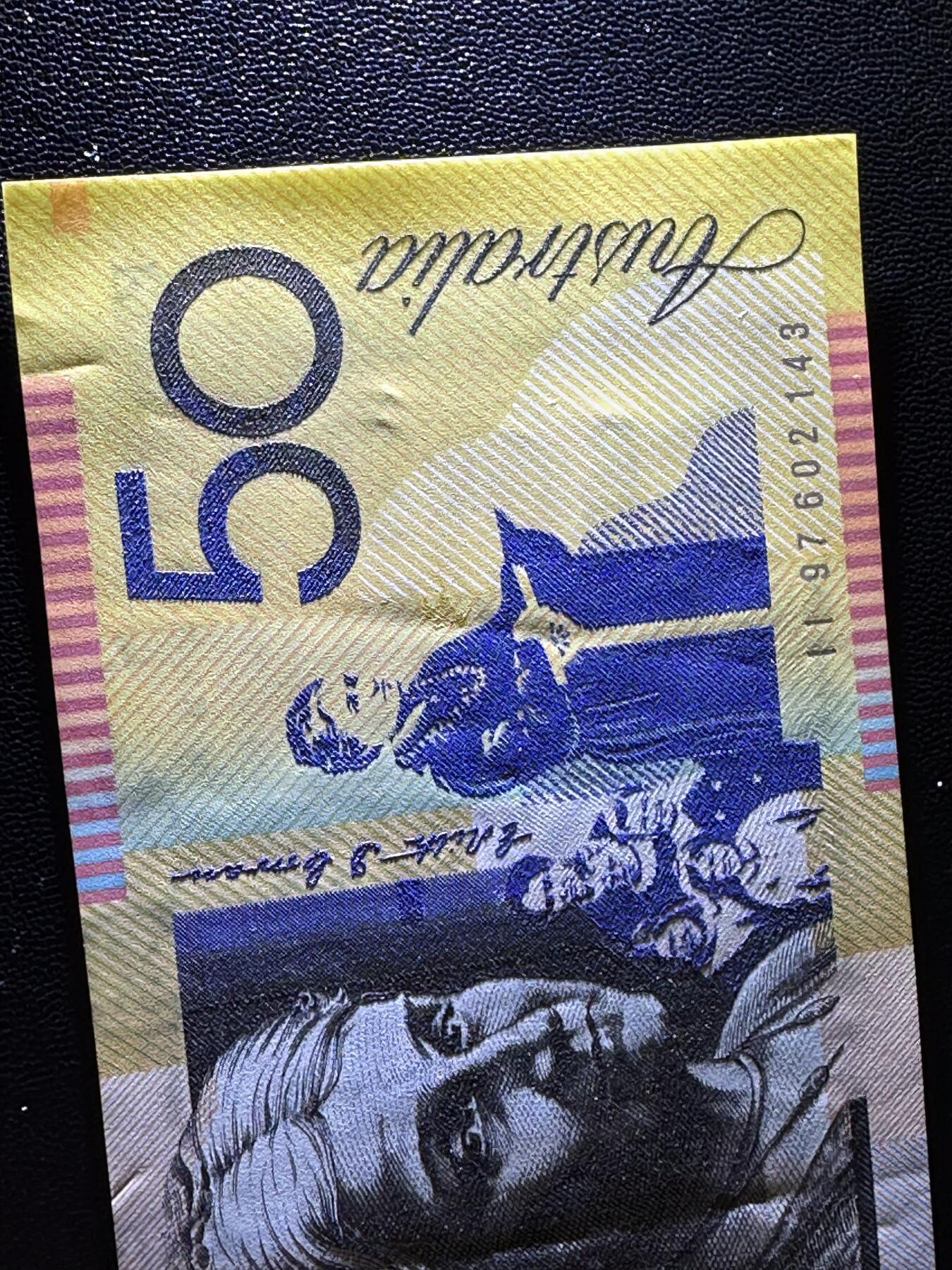 《外钞收藏家》第六百零八期（精选场）（本平台长期征集拍品、欢迎藏友们联系合作） 澳大利亚50元 06和97年 2个年份2个签名一起 全新但97年的有压痕 如图