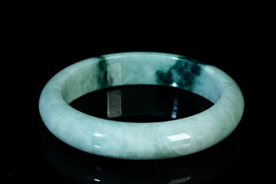 上海都达杂项专场四十七【全场包邮】  天然冰绿种翡翠（A货）贵妃手镯 附鉴定证书