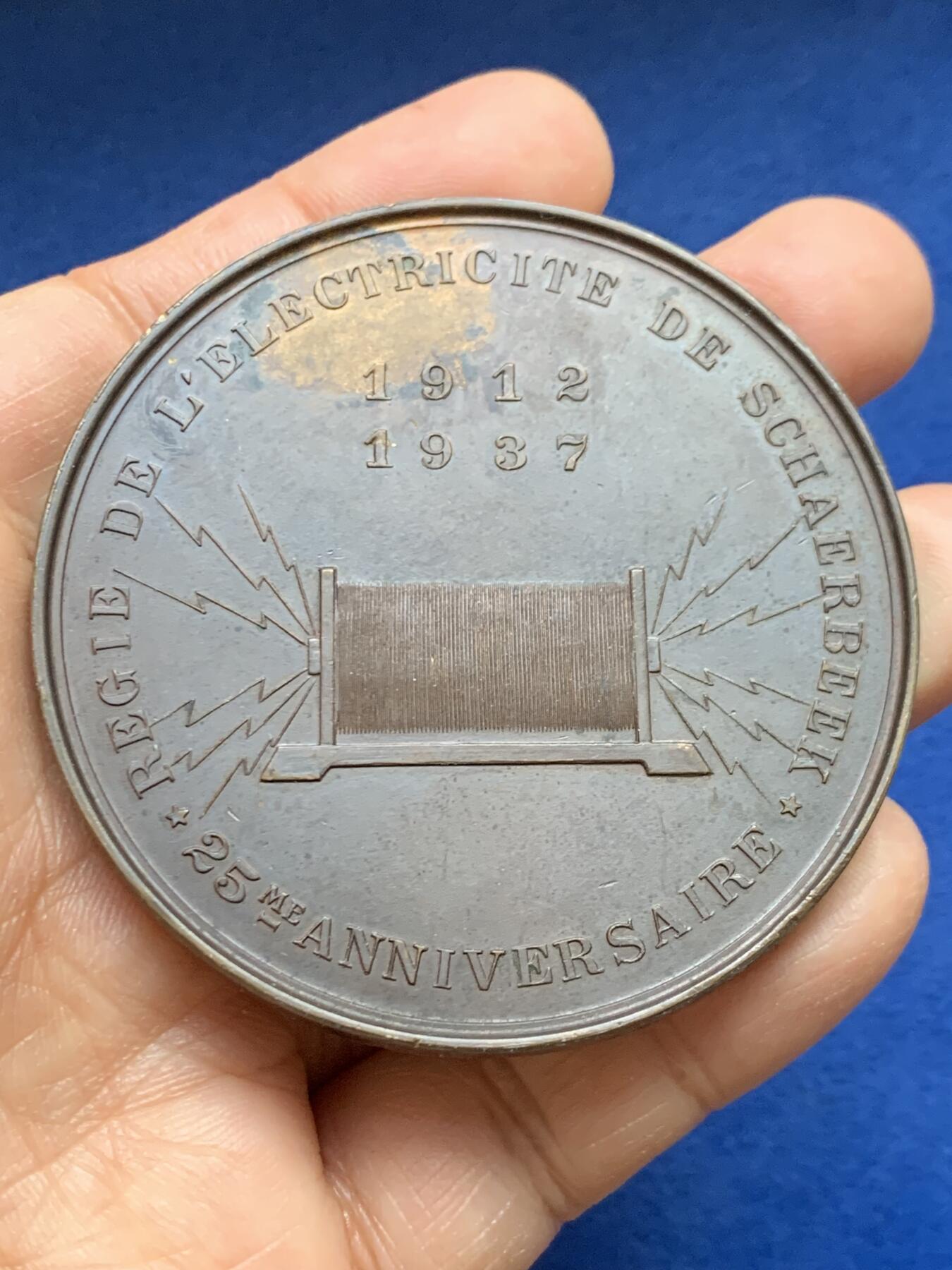 《竞宝斋》第465场 周日，周一，周二，3场连拍 （全场包邮）欢迎送拍 比利时斯哈尔贝克市政厅重新建成25周年纪念铜章，105.2g，62.8mm