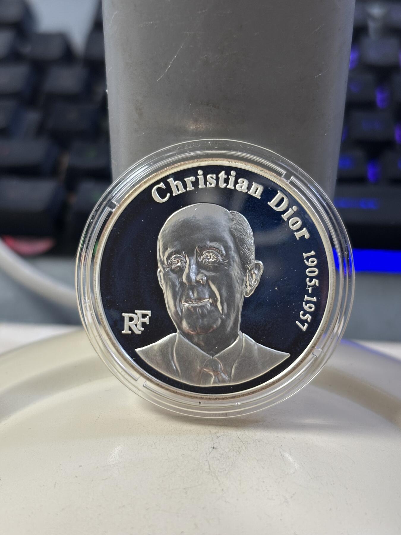 第190期拍卖 法国2007年1.5欧元精制银币 迪奥（1905-1057）逝世50周年 22.2克900银 发行量：3000 盒证全，盒子有破