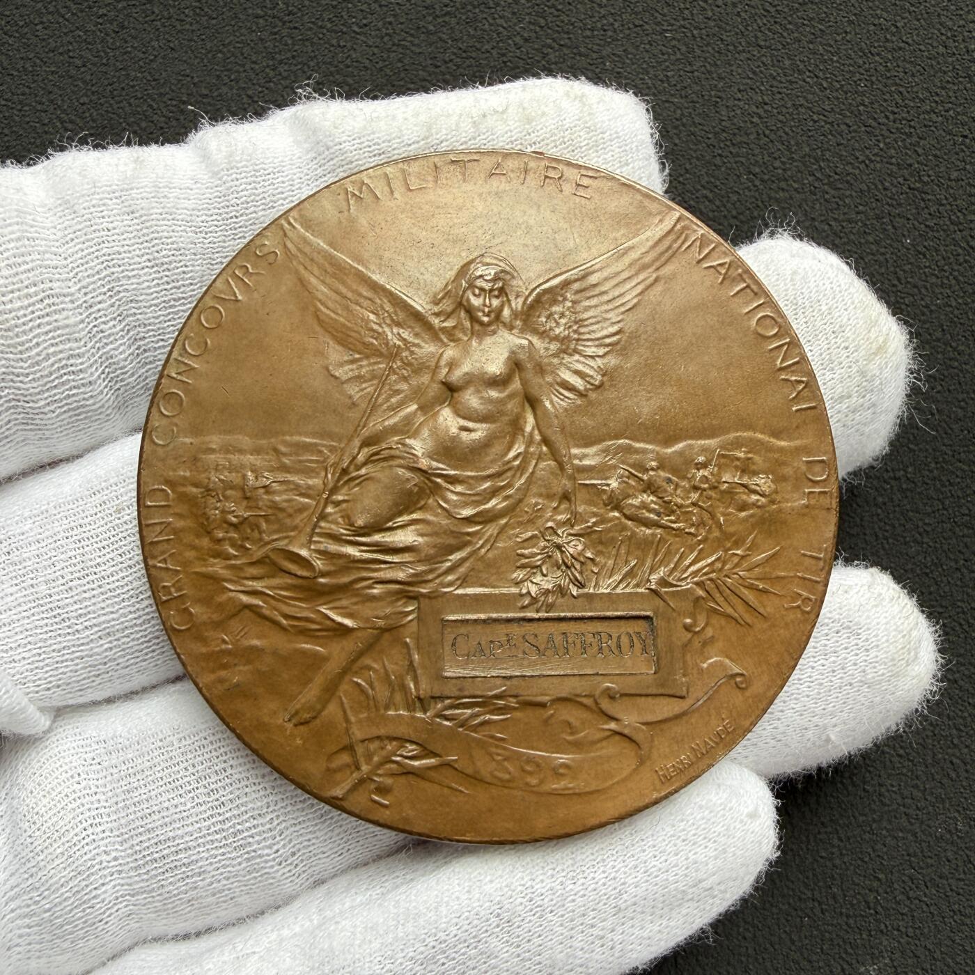 「木头集藏」“ 新岁撷珍”——章牌精品专场！ Henri Navdé～1892年法国戎装形象全国军事射击竞赛铜章，直径：50 mm，边铭：丰饶角 BRONZE，少见戎装形象。