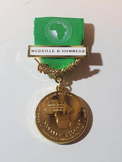 韵星假日军品类拍卖第三十九期暨默多克中校夫妇专场 -- Rimey Holidays Militaria Auction 39 & The Modoks Collection  - 非洲联盟荣誉奖章带勋条 法国代工版本 广泛颁发非盟内积极贡献人士 铜镀金 很稀少 最后一张图为得主图 