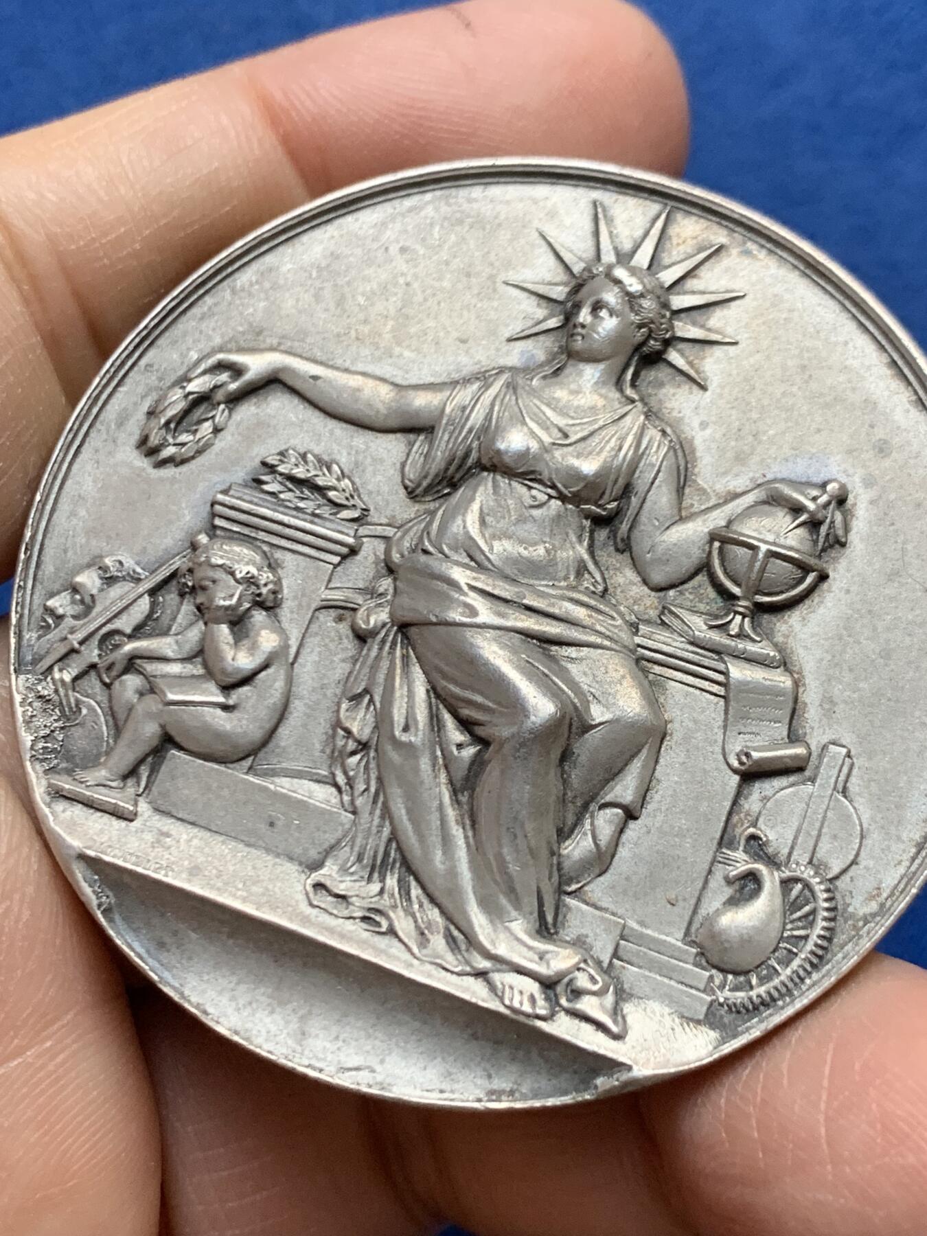 《竞宝斋》第465场 周日，周一，周二，3场连拍 （全场包邮）欢迎送拍 法国1909年国家公益鼓励协会银章带盒，新古典主义风格，极高浮雕，50.3mm，44.92g，边铭argent，月桂枝女神，小天使，地球，小提琴，花环等元素丰富，题材新颖，品相很好