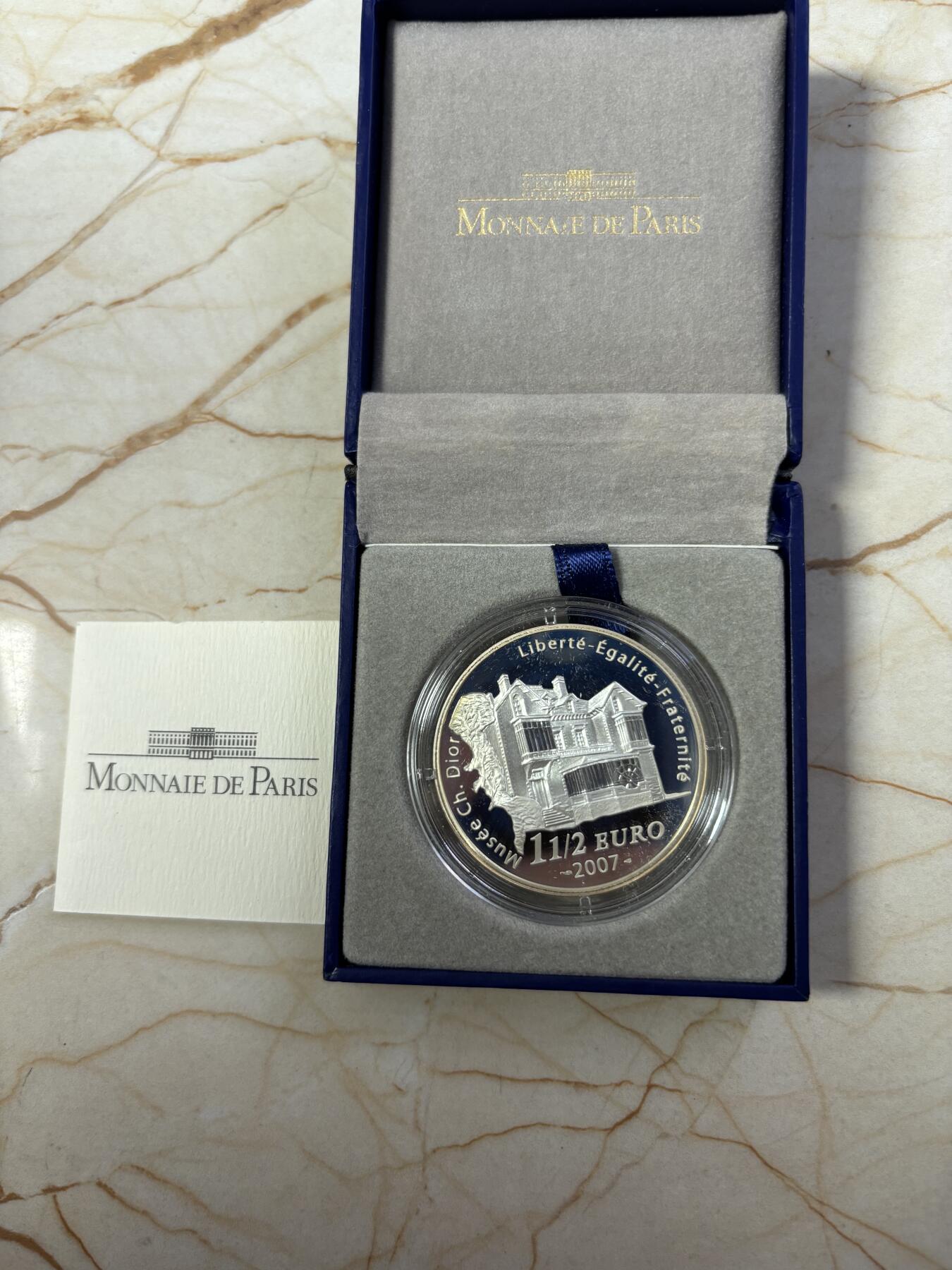 第190期拍卖 法国2007年1.5欧元精制银币 迪奥（1905-1057）逝世50周年 22.2克900银 发行量：3000 盒证全，盒子有破