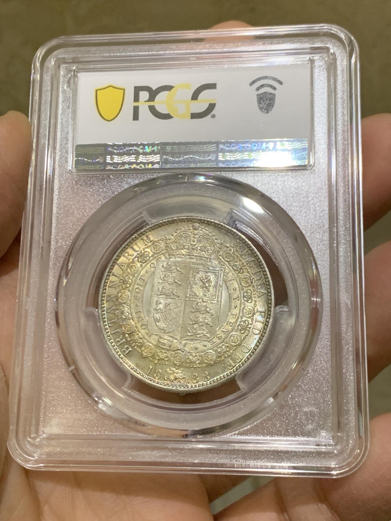 《竞宝斋》第464场 周日，周一，周二，3场连拍 （全场包邮）欢迎送拍 PCGS-MS63 1888年英国 维多利亚女皇 高冠半克朗银币 双面五彩包浆 转光明显 底板精美 浮雕深刻