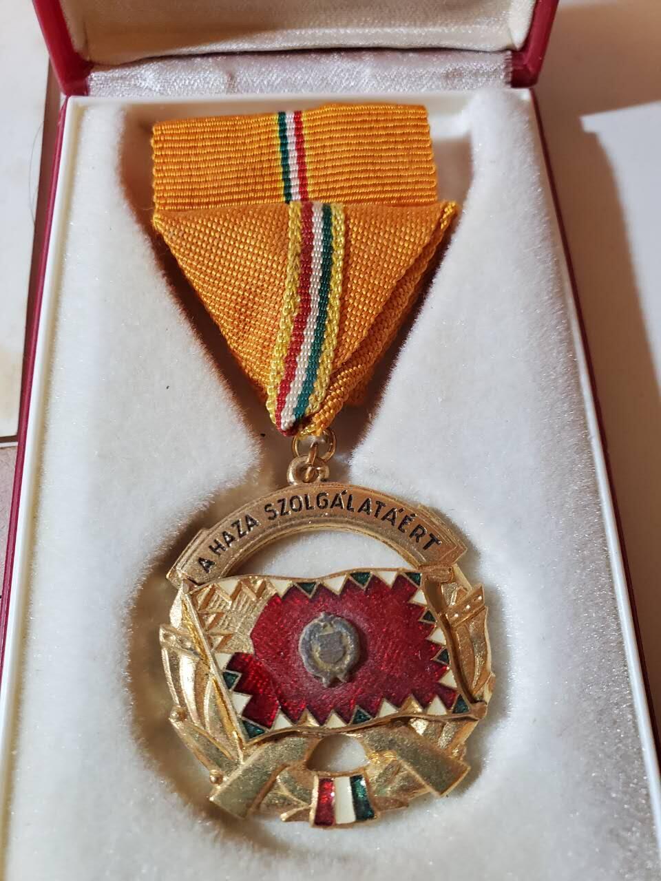 韵星假日军品类拍卖第三十九期暨默多克中校夫妇专场 -- Rimey Holidays Militaria Auction 39 & The Modoks Collection  匈牙利人民共和国默多克夫人金级为祖国服务奖章带原盒略一套 社会主义安全服务证书 马克思列宁大学学习证书 布达佩斯会议开会行程表 