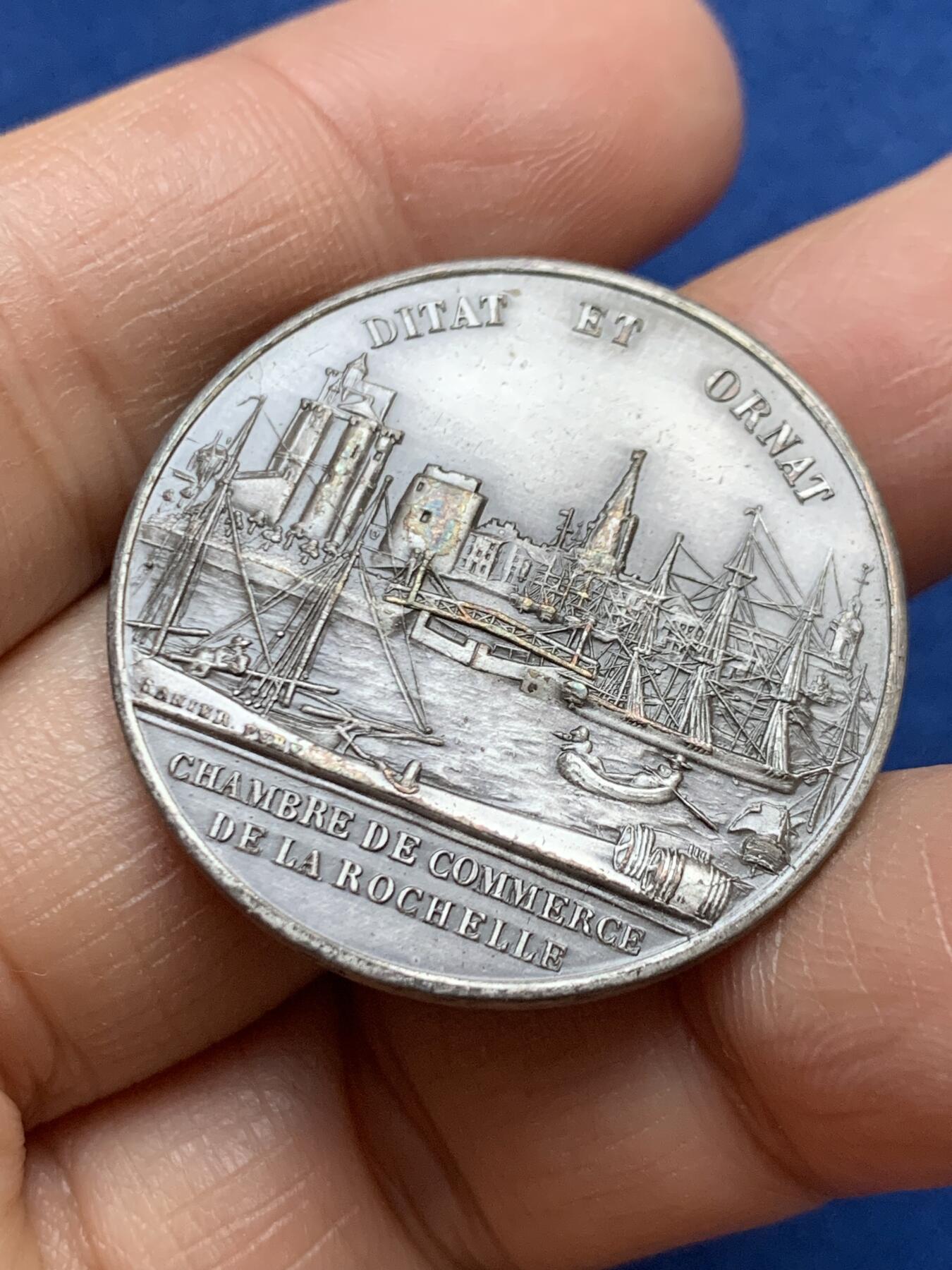 《竞宝斋》第465场 周日，周一，周二，3场连拍 （全场包邮）欢迎送拍 法国罗谢尔港口景观纪念银章，丰饶角边铭，品相无敌，32.5mm，16.35g