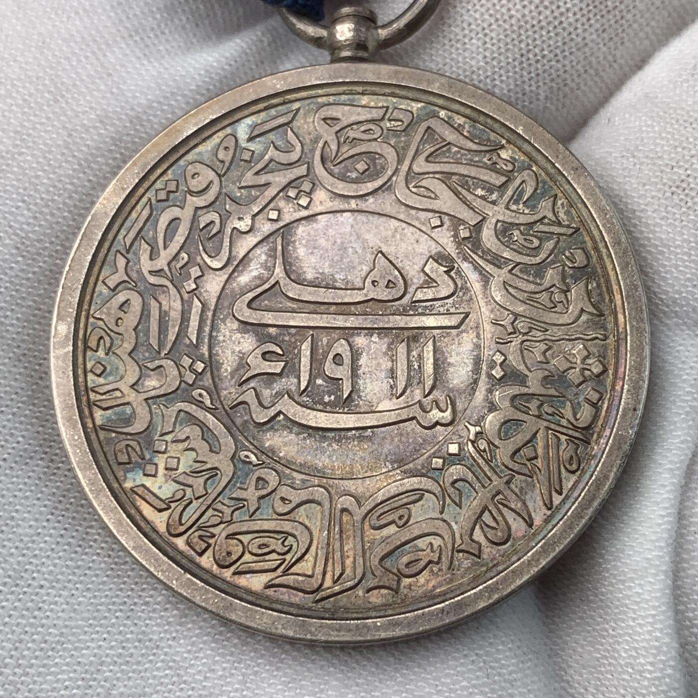 掌中浮雕-藏着的欧洲第052场 1911年英国乔治五世德里杜尔巴银制奖章，40mm，40g，1911年设立，纪念乔治五世在德里杜巴被宣布为印度皇帝，颁发量：26800枚