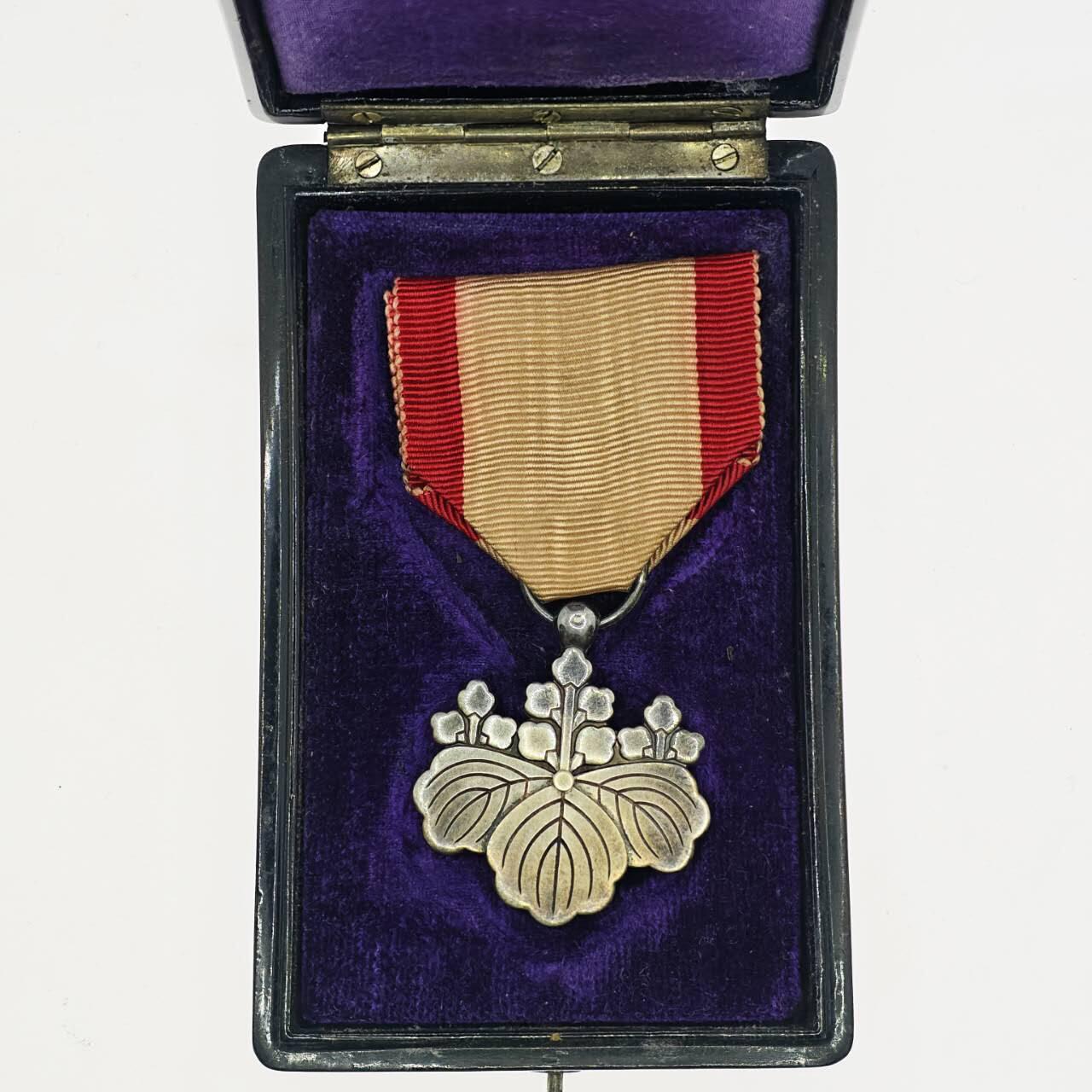 2026年2月8日拍卖 日本白叶勋章，银质带盒