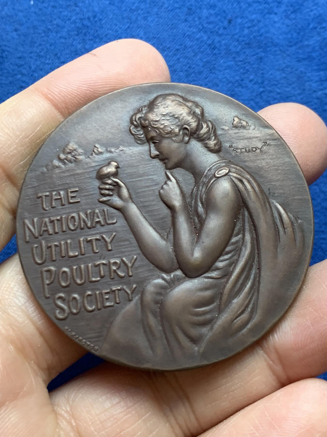 《竞宝斋》第465场 周日，周一，周二，3场连拍 （全场包邮）欢迎送拍 英国国家实用家禽协会铜章，55.55克，50.5mm，带盒。