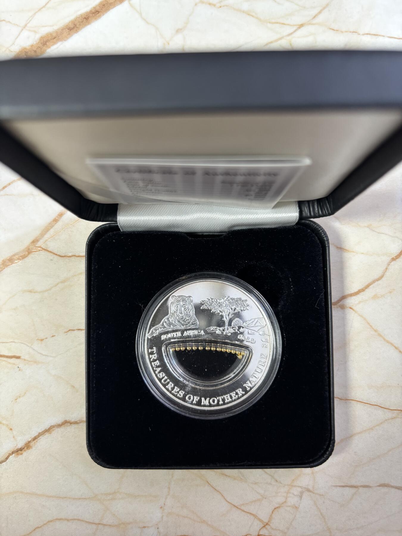 第190期拍卖 斐济2012年1元精制银币 自然母亲的宝藏-黄金(含小金粒，含量未知） 20克999 发行量：999 盒证全