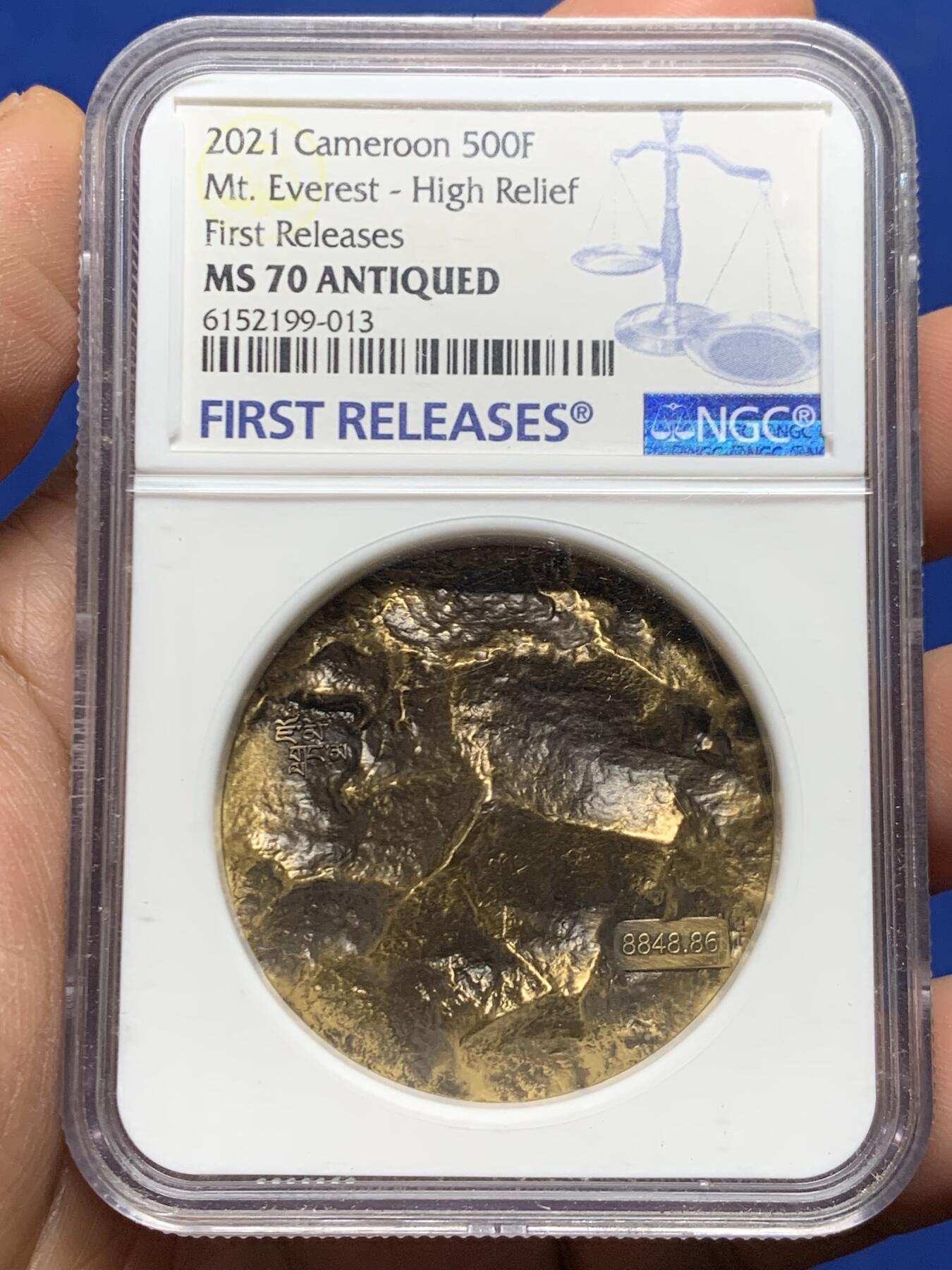 《竞宝斋》第465场 周日，周一，周二，3场连拍 （全场包邮）欢迎送拍 NGC MS70 喀麦隆2021世界高峰珠峰高浮雕铜币，53克，发行333枚，加厚盒。