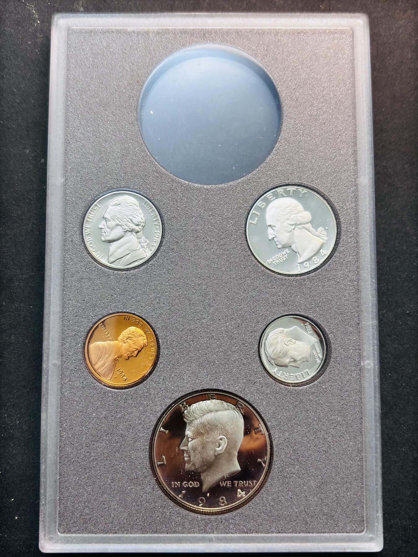 【金马踏春，泉马奔腾】2026 年新年贺岁场，（定于年初五接财神截拍）祝各位老板马到成功，马上有钱，愿岁岁平安喜乐顺遂 全新未流通 1984 年美国精制套币 5 枚 S 厂，带盒